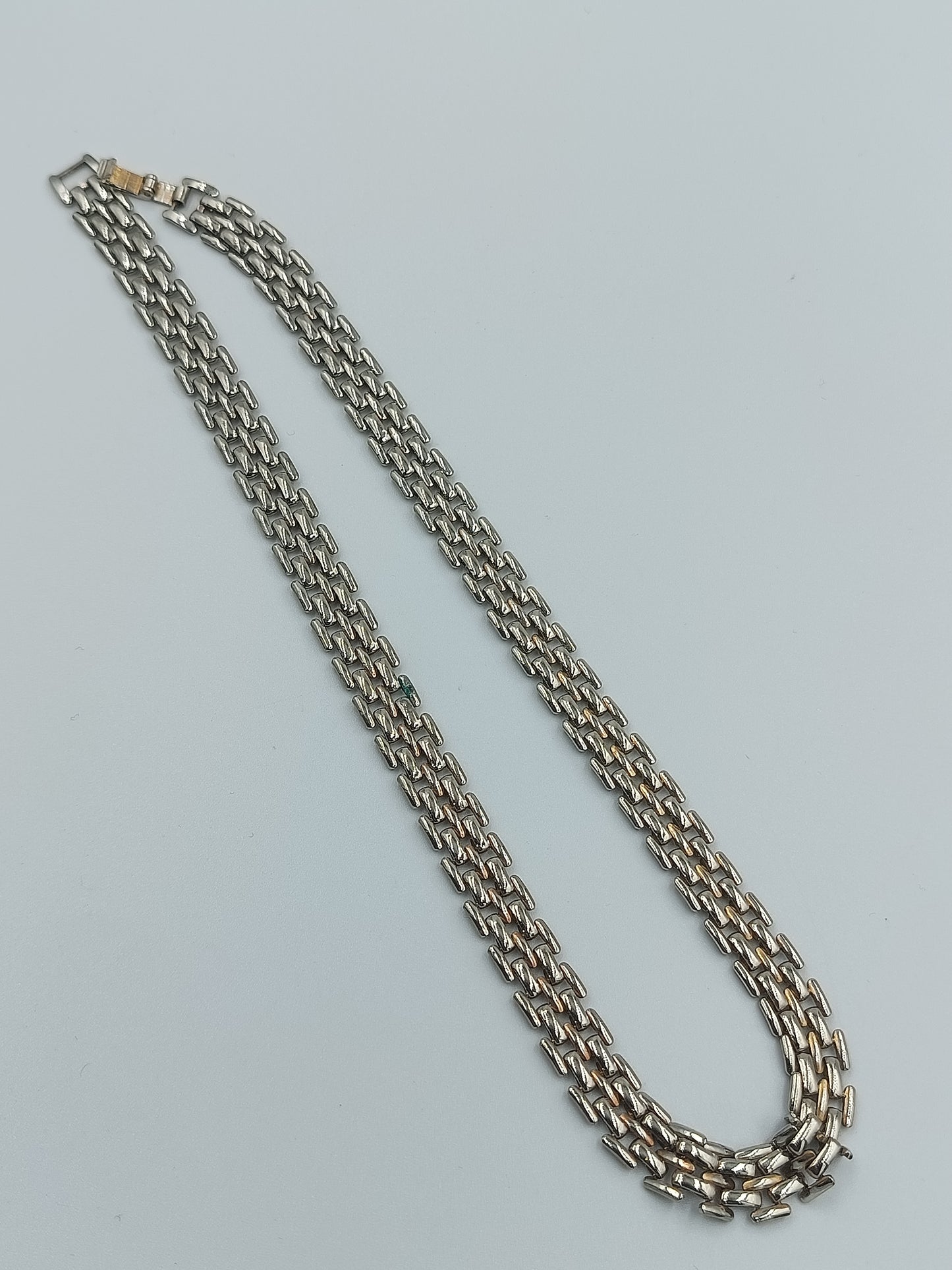 Silberfarbene Gliederkette