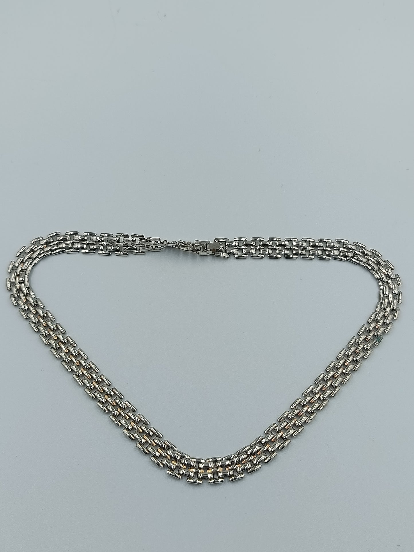 Silberfarbene Gliederkette