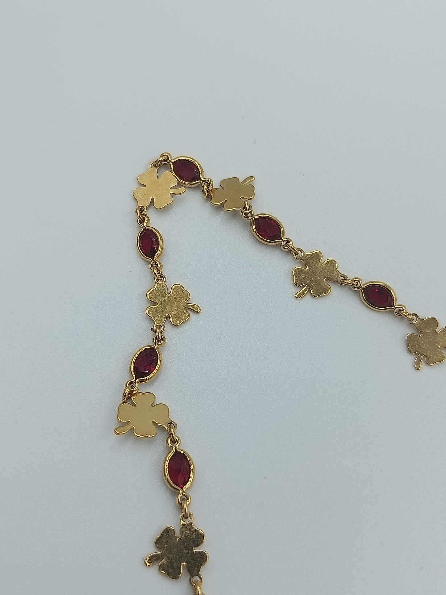 Zarte Goldfarbene Kette mit Kleeblatt- und Rubinroten Elementen