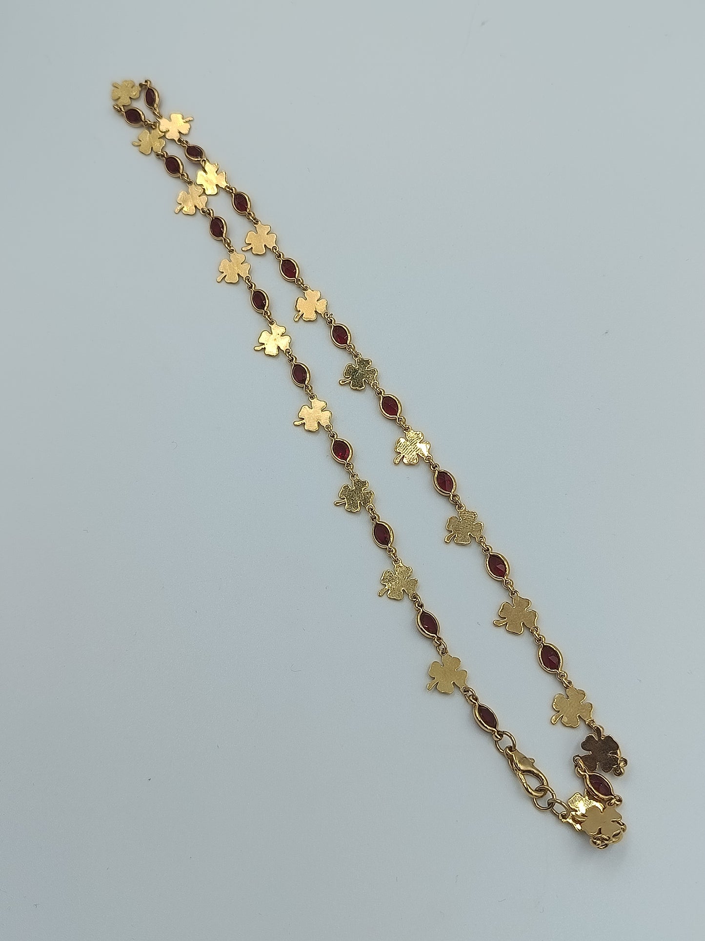 Zarte Goldfarbene Kette mit Kleeblatt- und Rubinroten Elementen