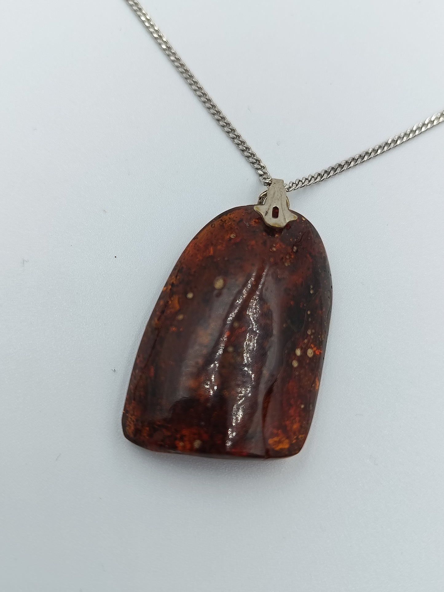 925er Silberkette mit großem Bernsteinanhänger