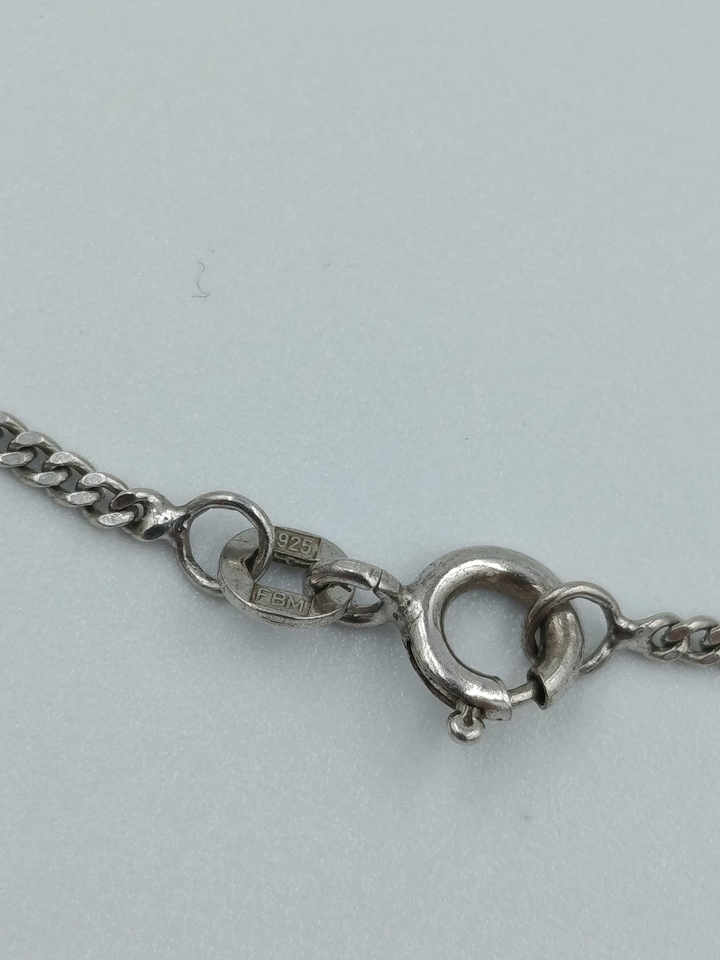 925er Silberkette mit großem Bernsteinanhänger