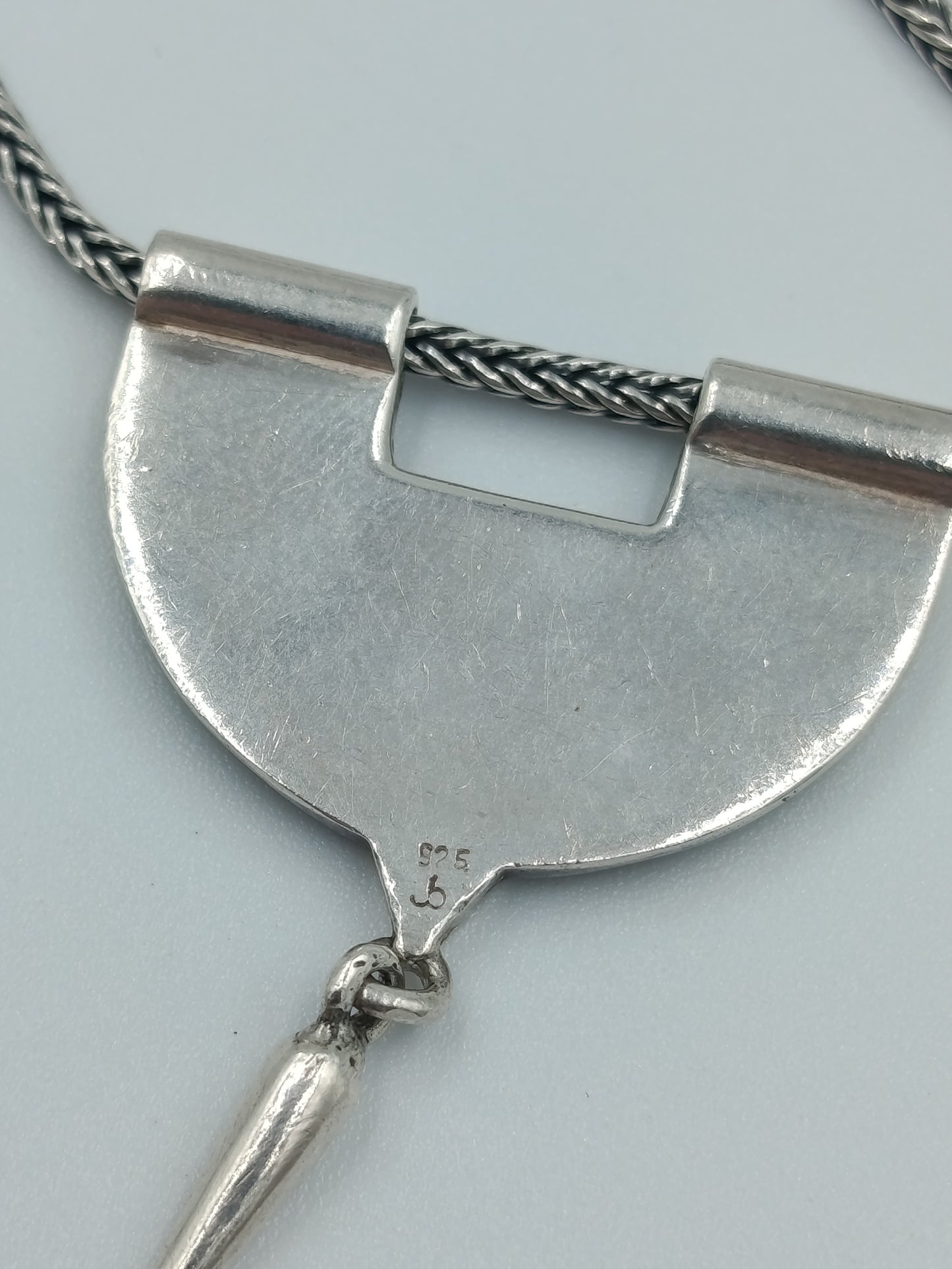 925er Silberkette mit modernistischem Anhänger