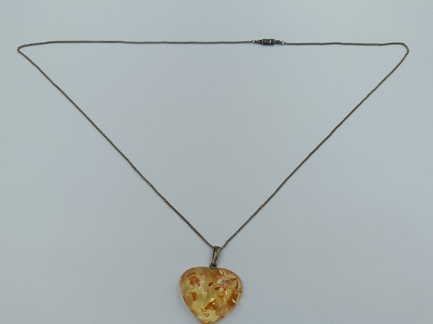 Vintage Bernstein-Herzanhänger mit langer Kette