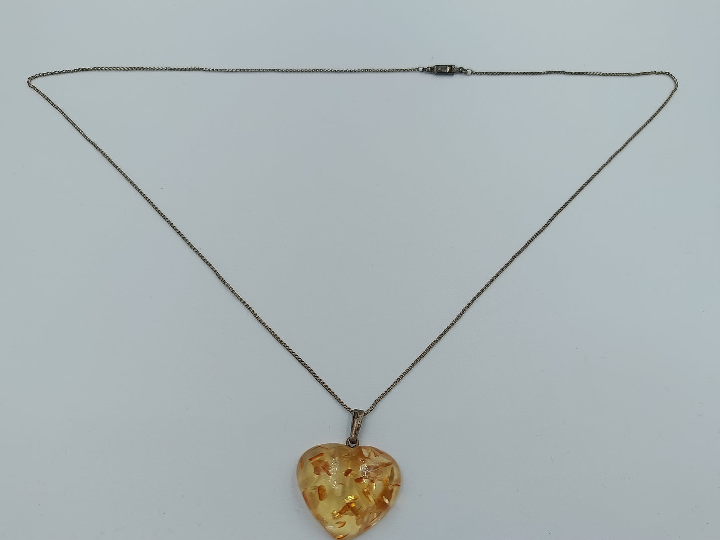 Vintage Bernstein-Herzanhänger mit langer Kette