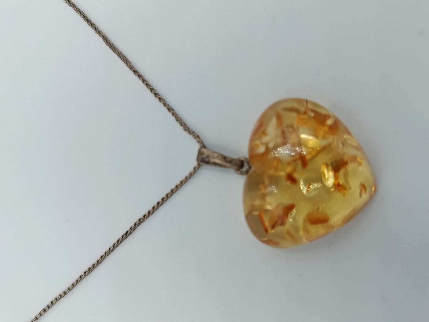 Vintage Bernstein-Herzanhänger mit langer Kette