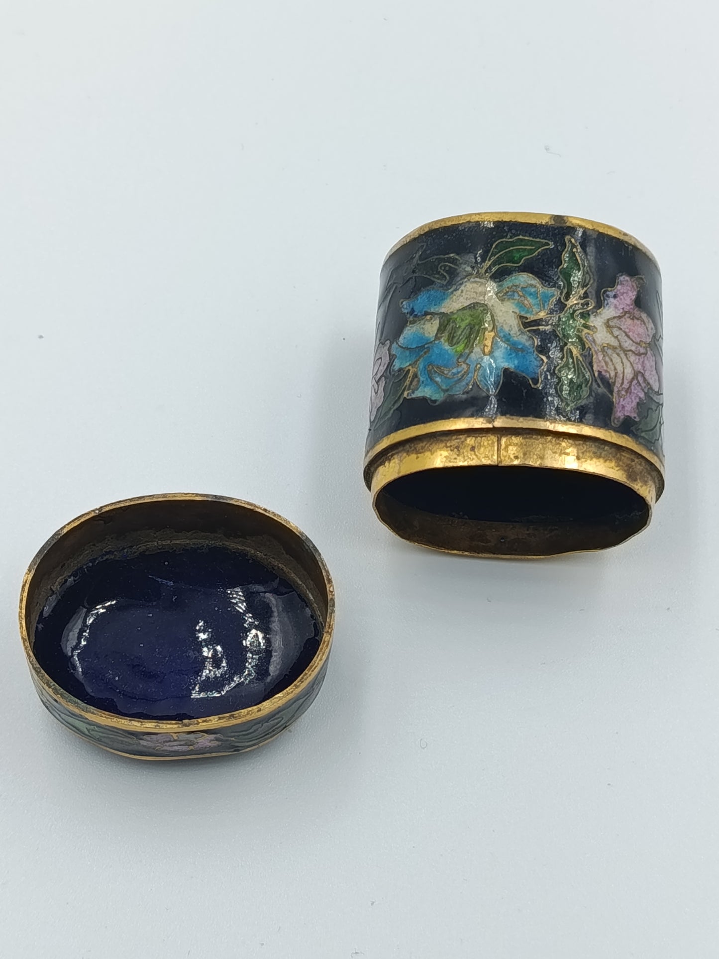 Antikes Cloisonné-Döschen mit floraler Emaille