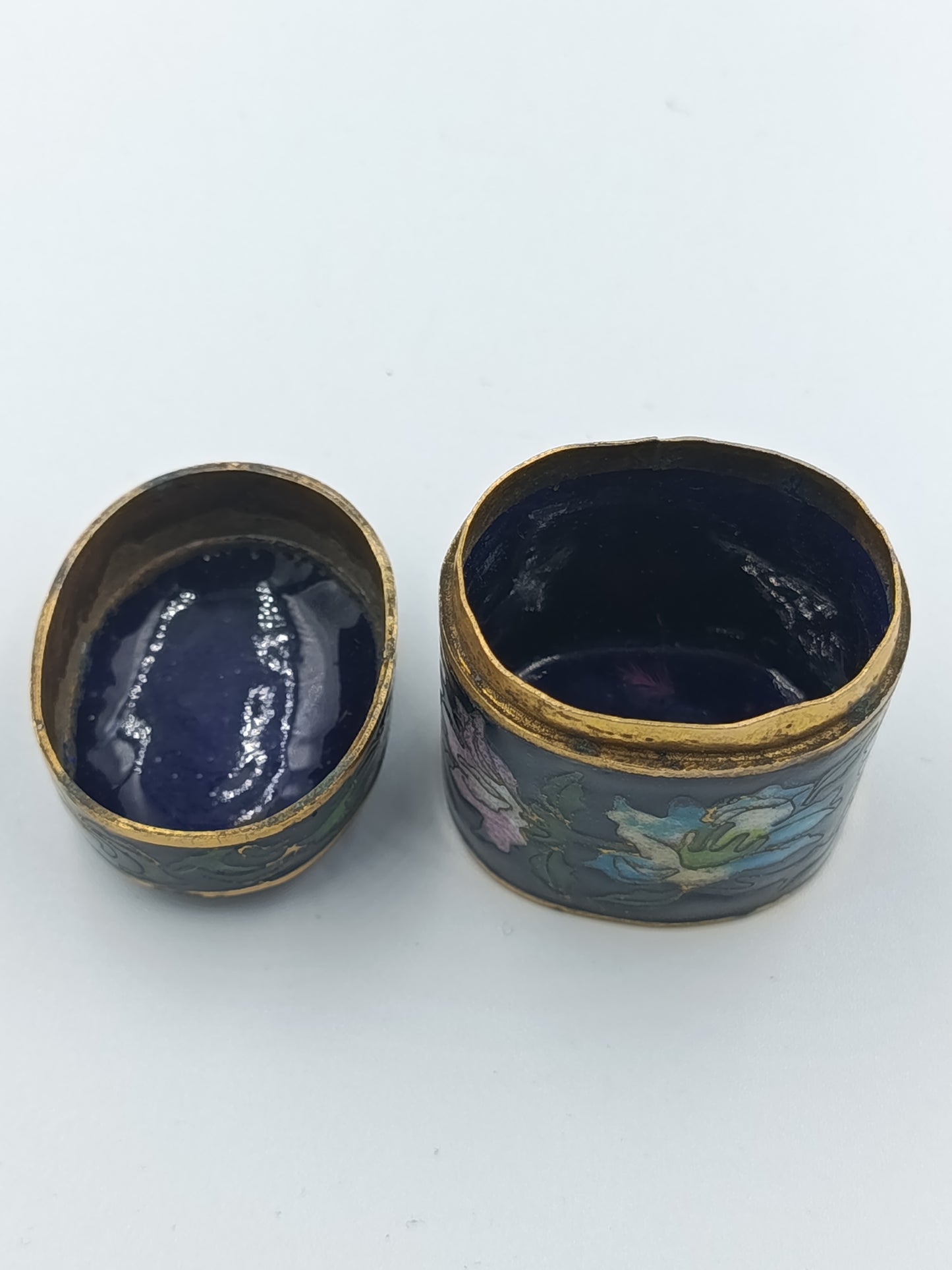 Antikes Cloisonné-Döschen mit floraler Emaille