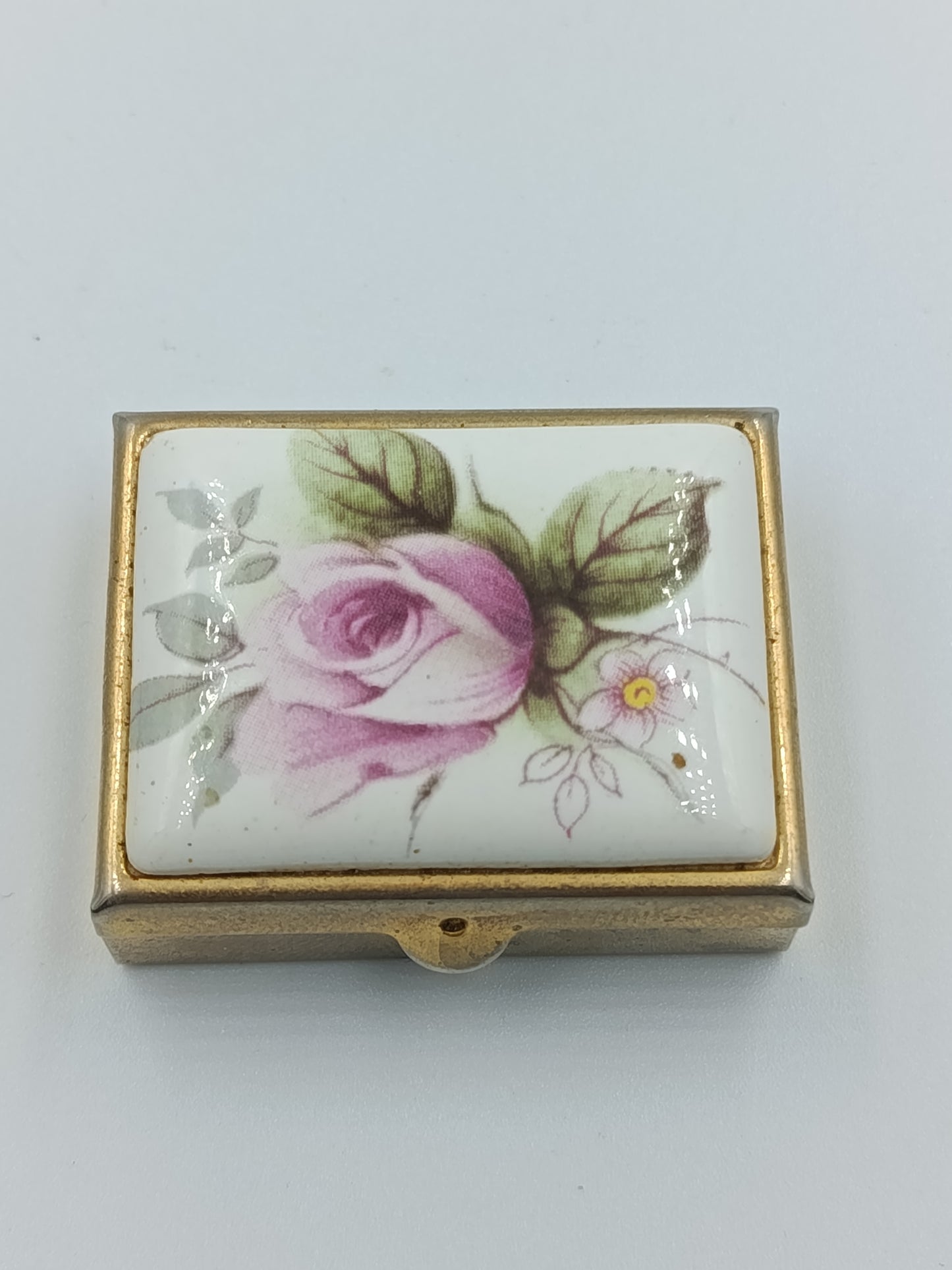 Rechteckige Pillendose mit Rosendekor