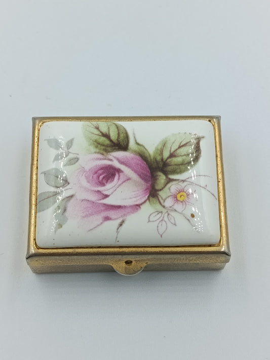Rechteckige Pillendose mit Rosendekor