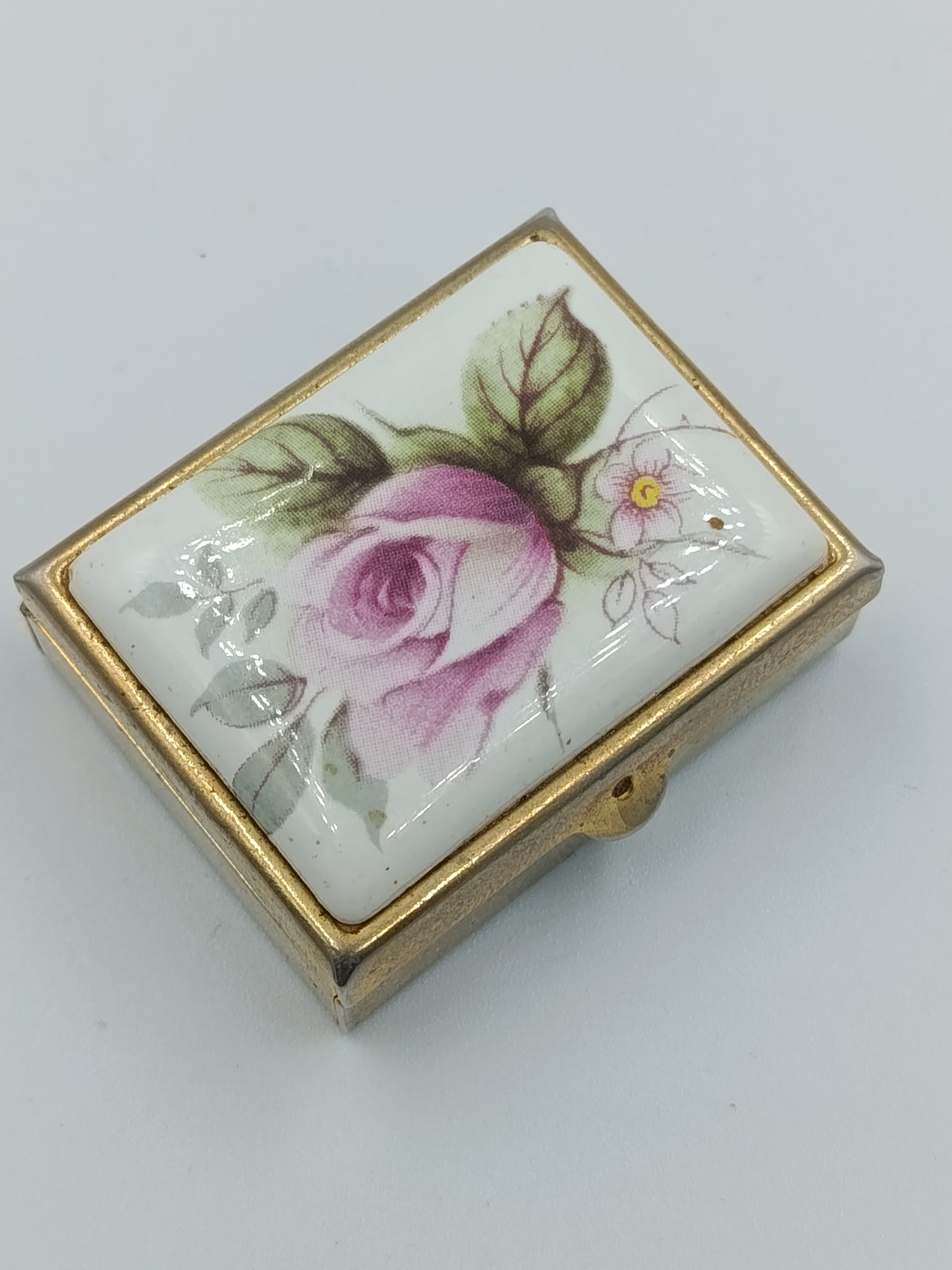 Rechteckige Pillendose mit Rosendekor