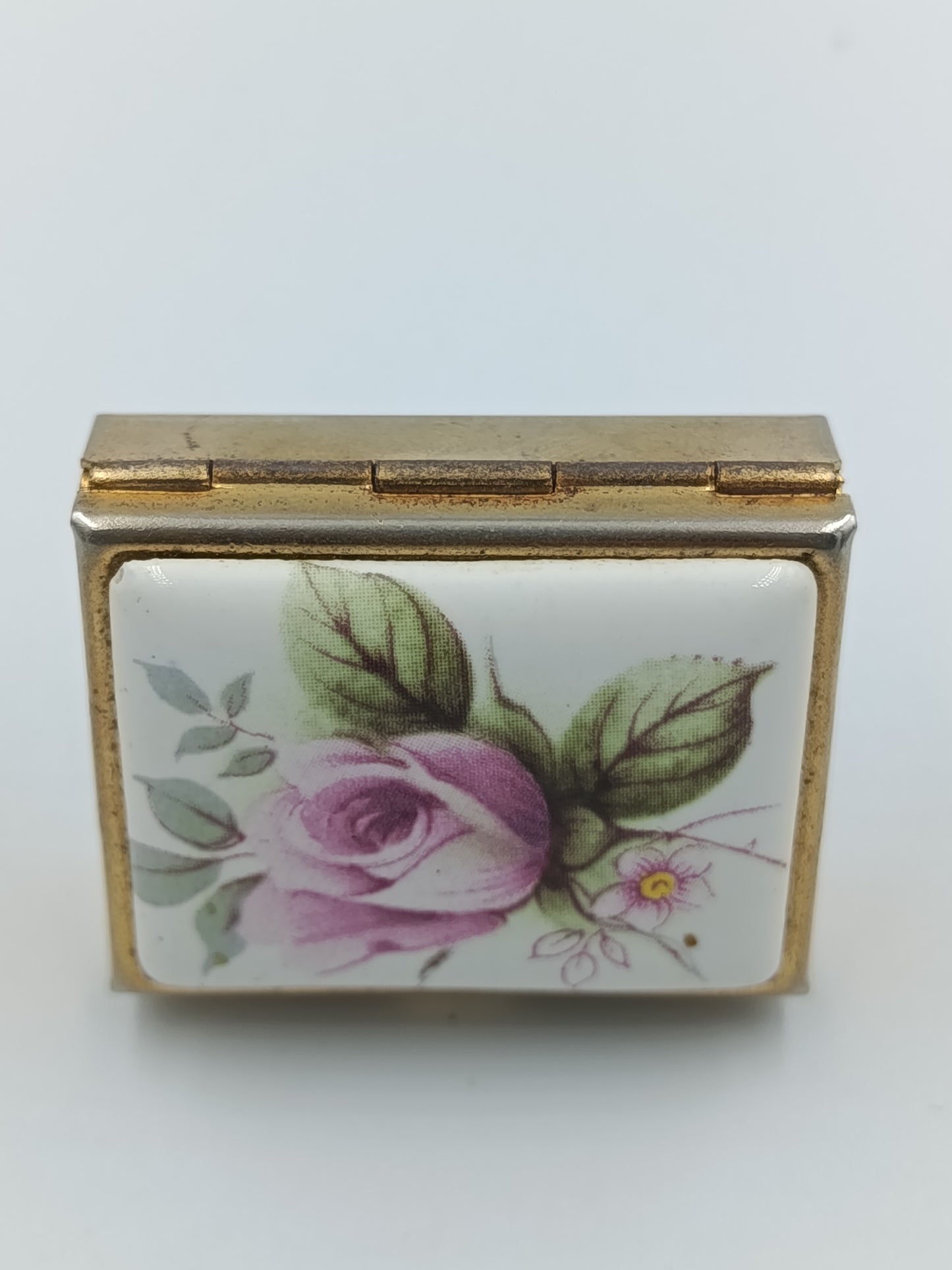 Rechteckige Pillendose mit Rosendekor