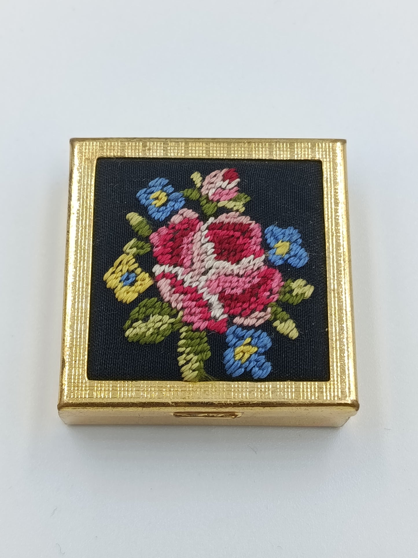 Vintage Goldfarbene Puderdose mit Rosen-Stickerei