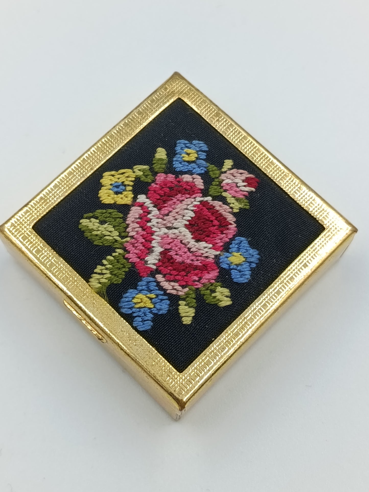 Vintage Goldfarbene Puderdose mit Rosen-Stickerei