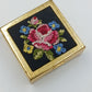 Vintage Goldfarbene Puderdose mit Rosen-Stickerei