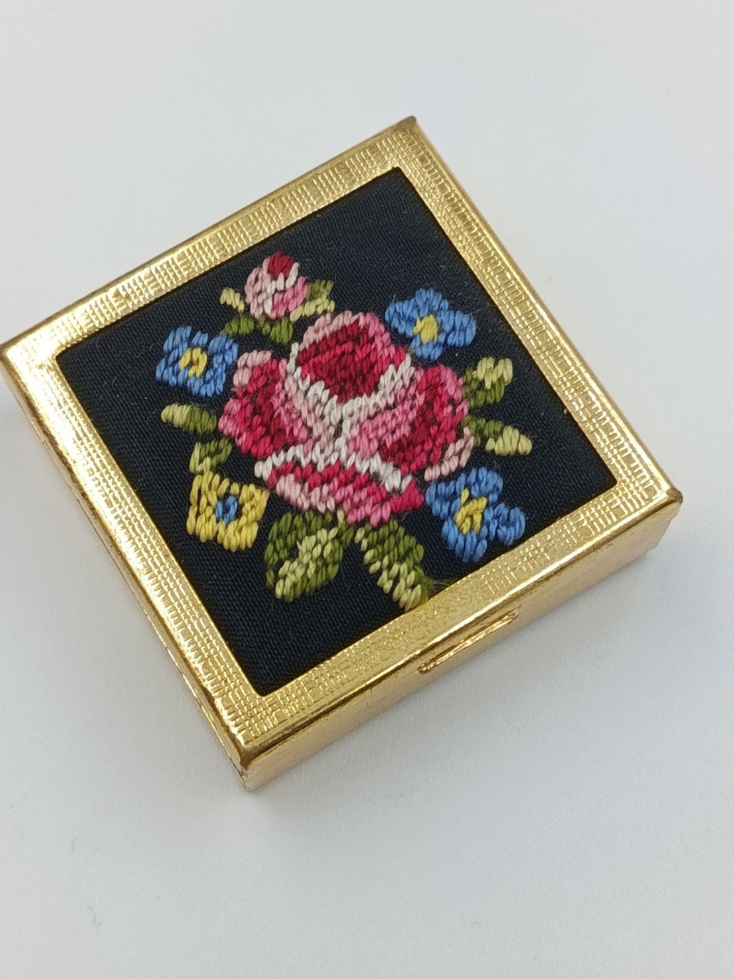 Vintage Goldfarbene Puderdose mit Rosen-Stickerei