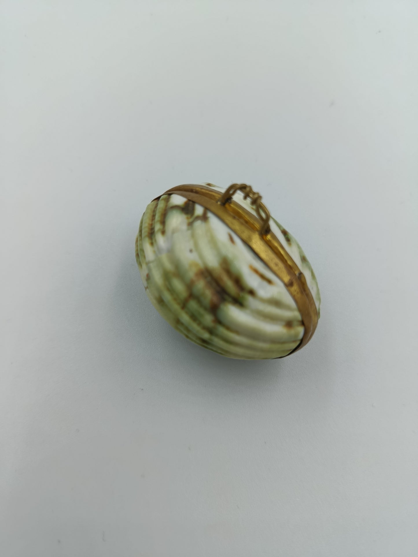 Muschel-Dose mit Messingfassung