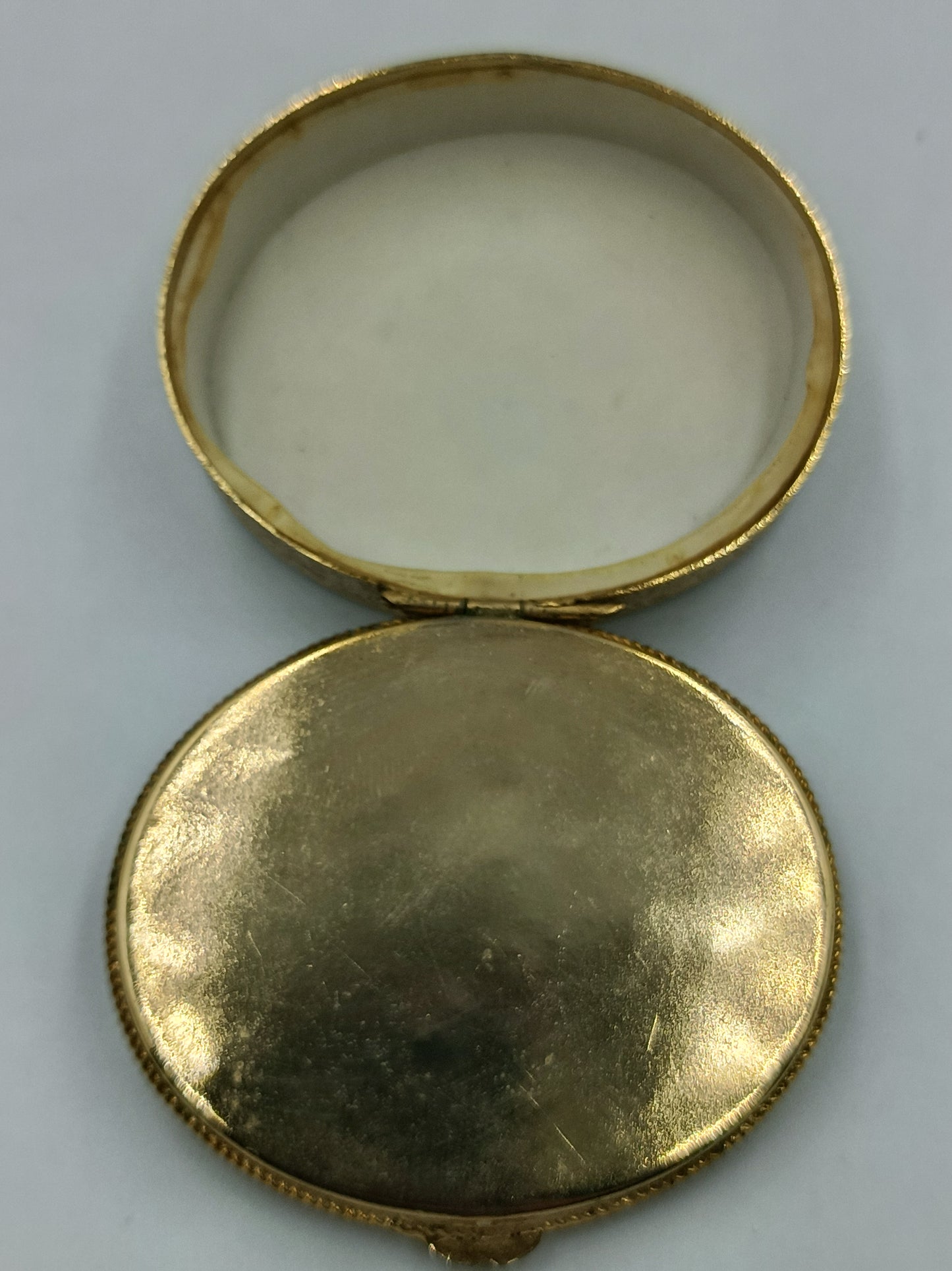 Runde Schmuckdose mit Onyx-Optik Deckel