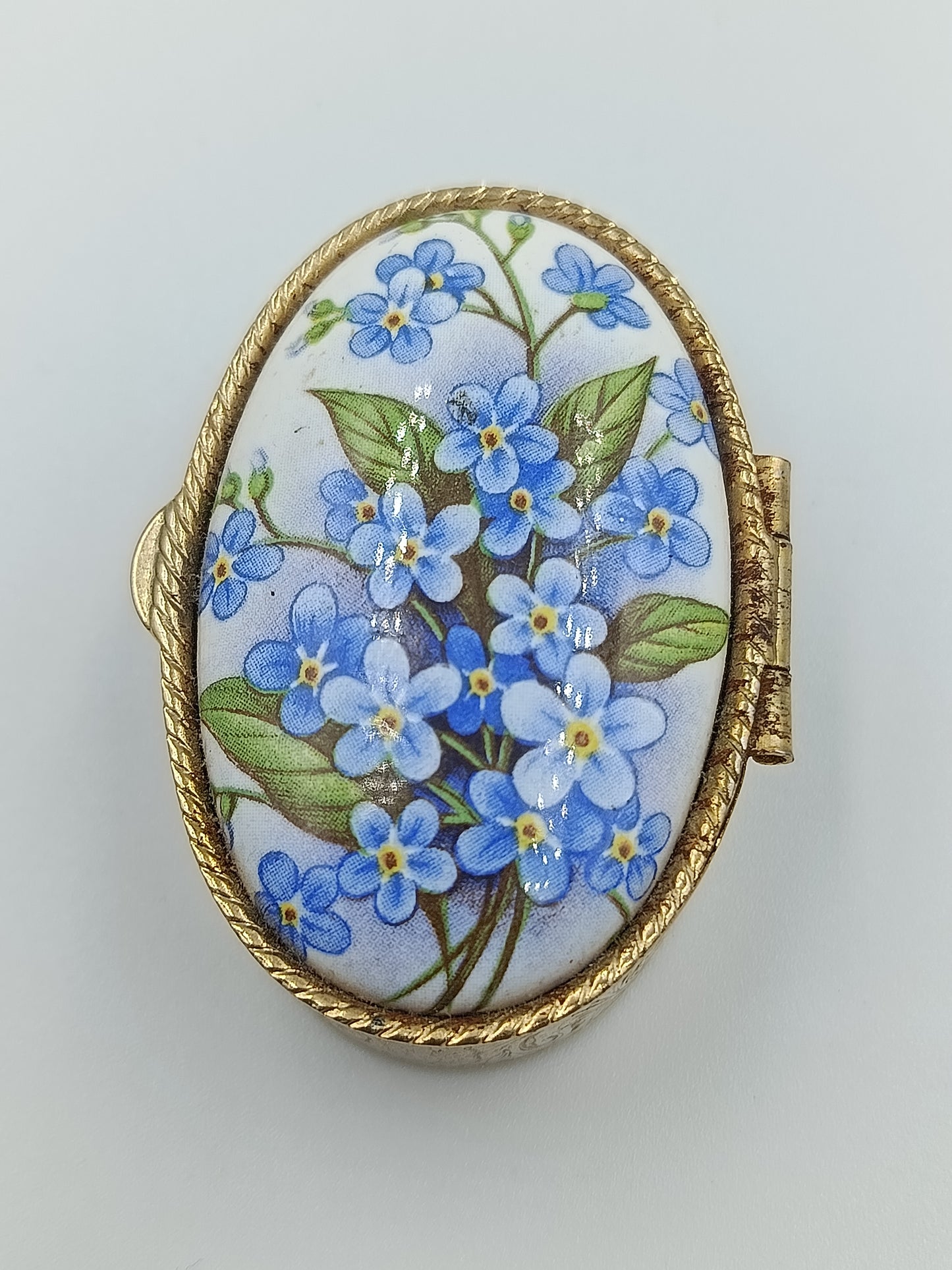 Ovale Porzellandose mit Vergissmeinnicht-Motiv