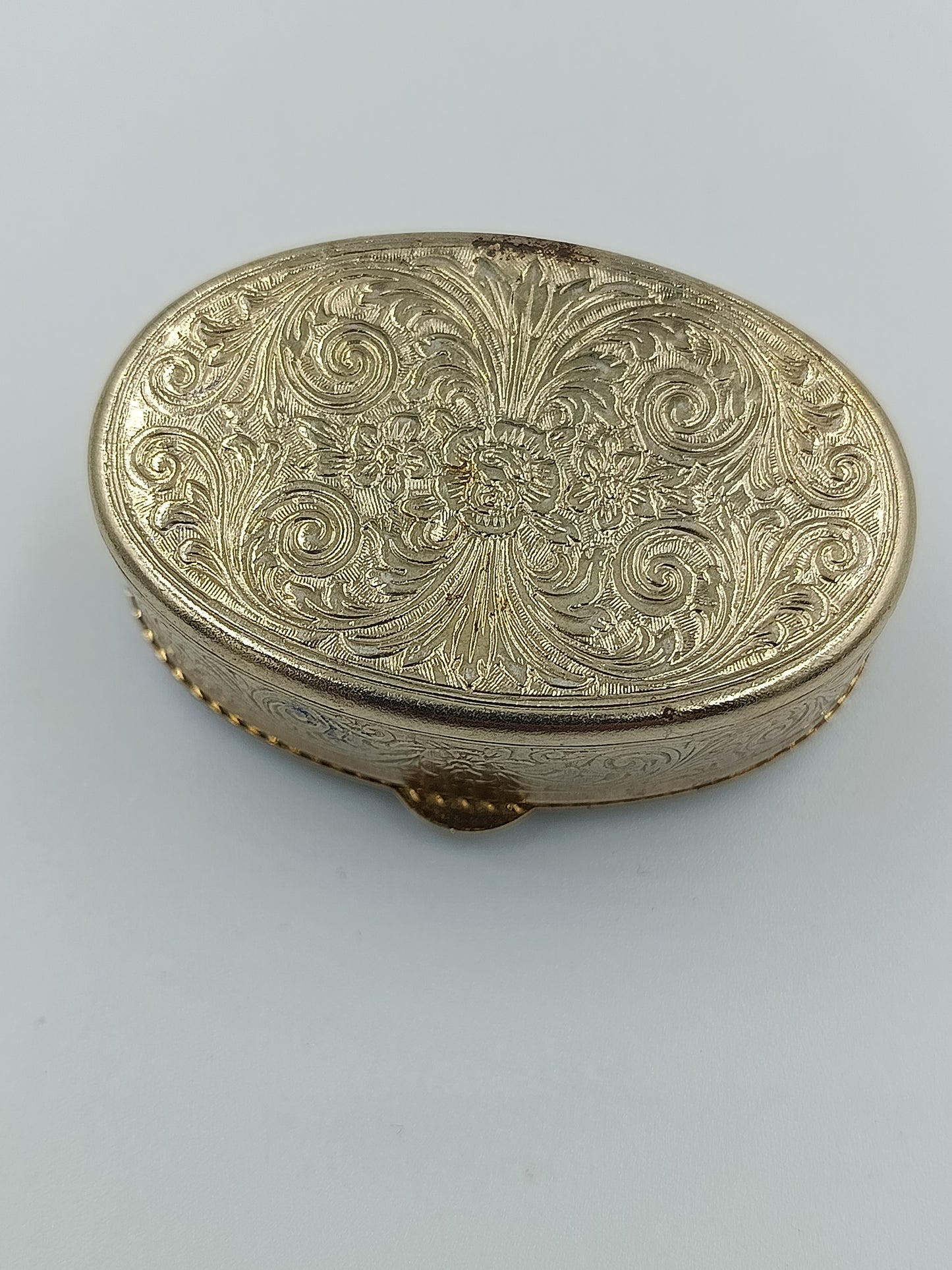 Ovale Porzellandose mit Vergissmeinnicht-Motiv