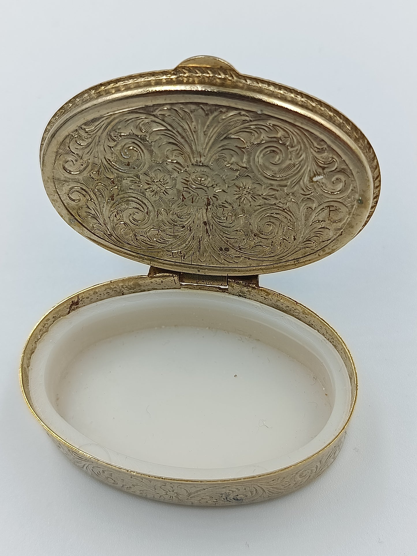 Ovale Porzellandose mit Vergissmeinnicht-Motiv