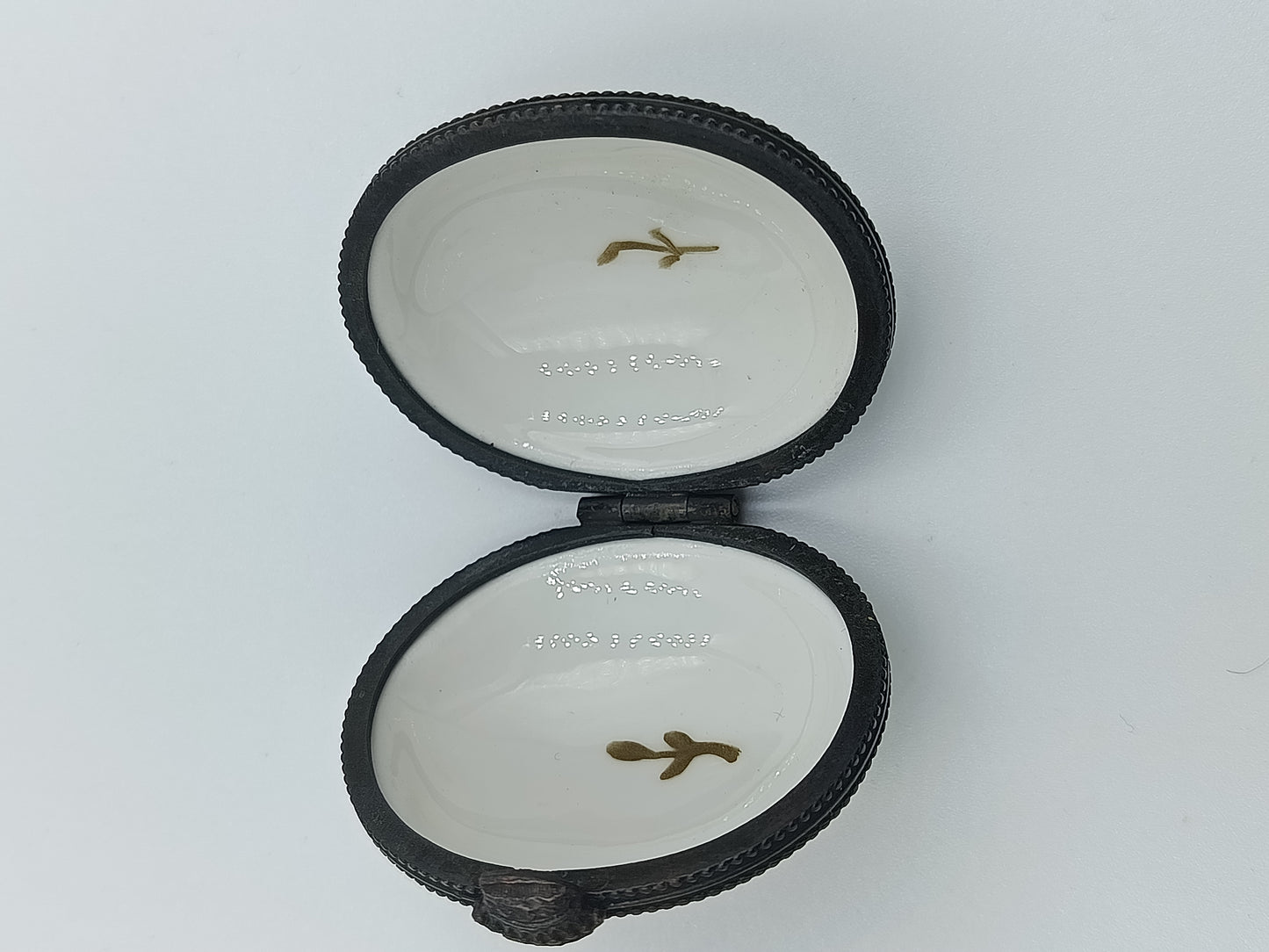 Antike ovale Porzellandose mit handbemaltem Blumendekor