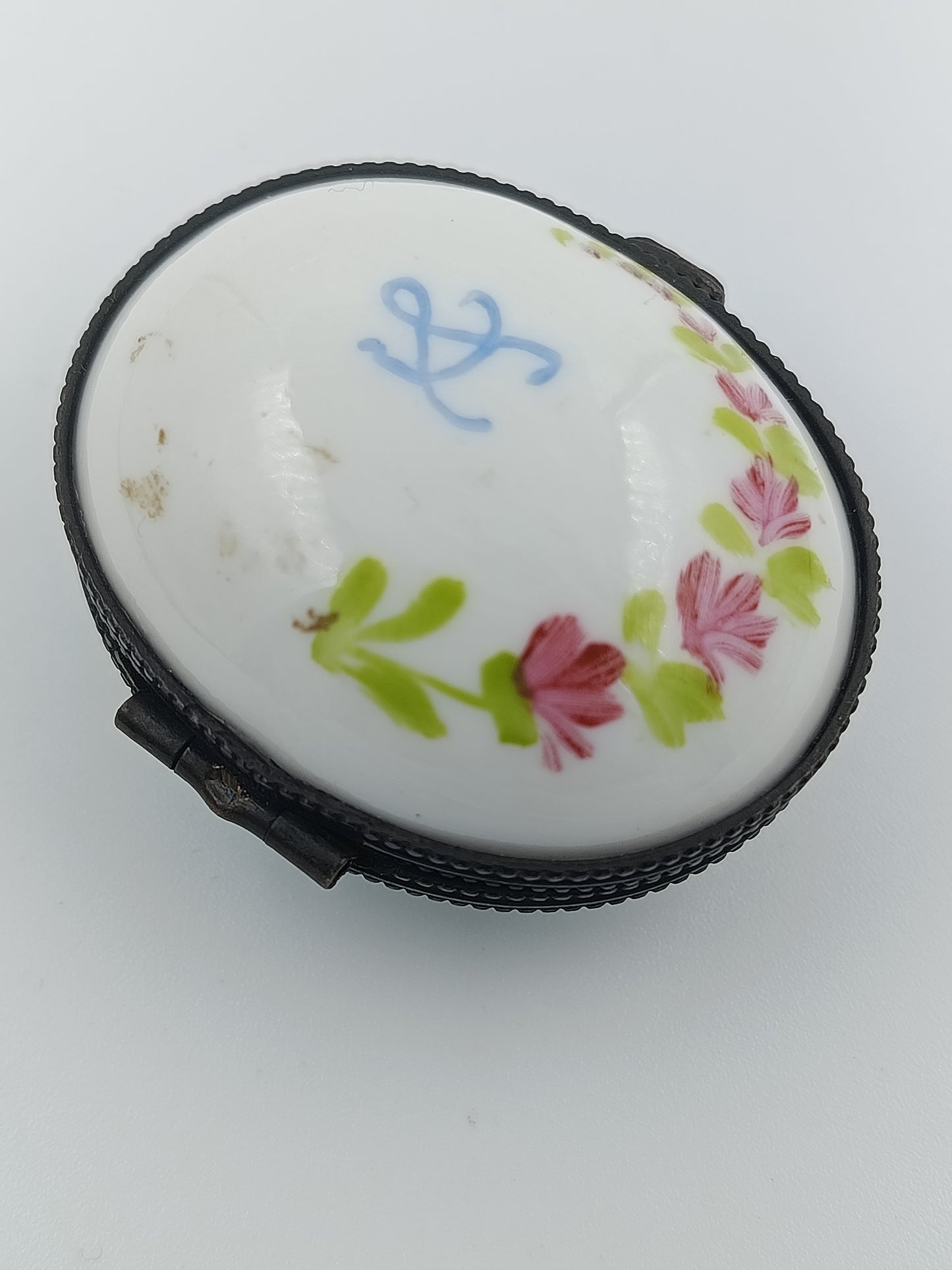 Antike ovale Porzellandose mit handbemaltem Blumendekor