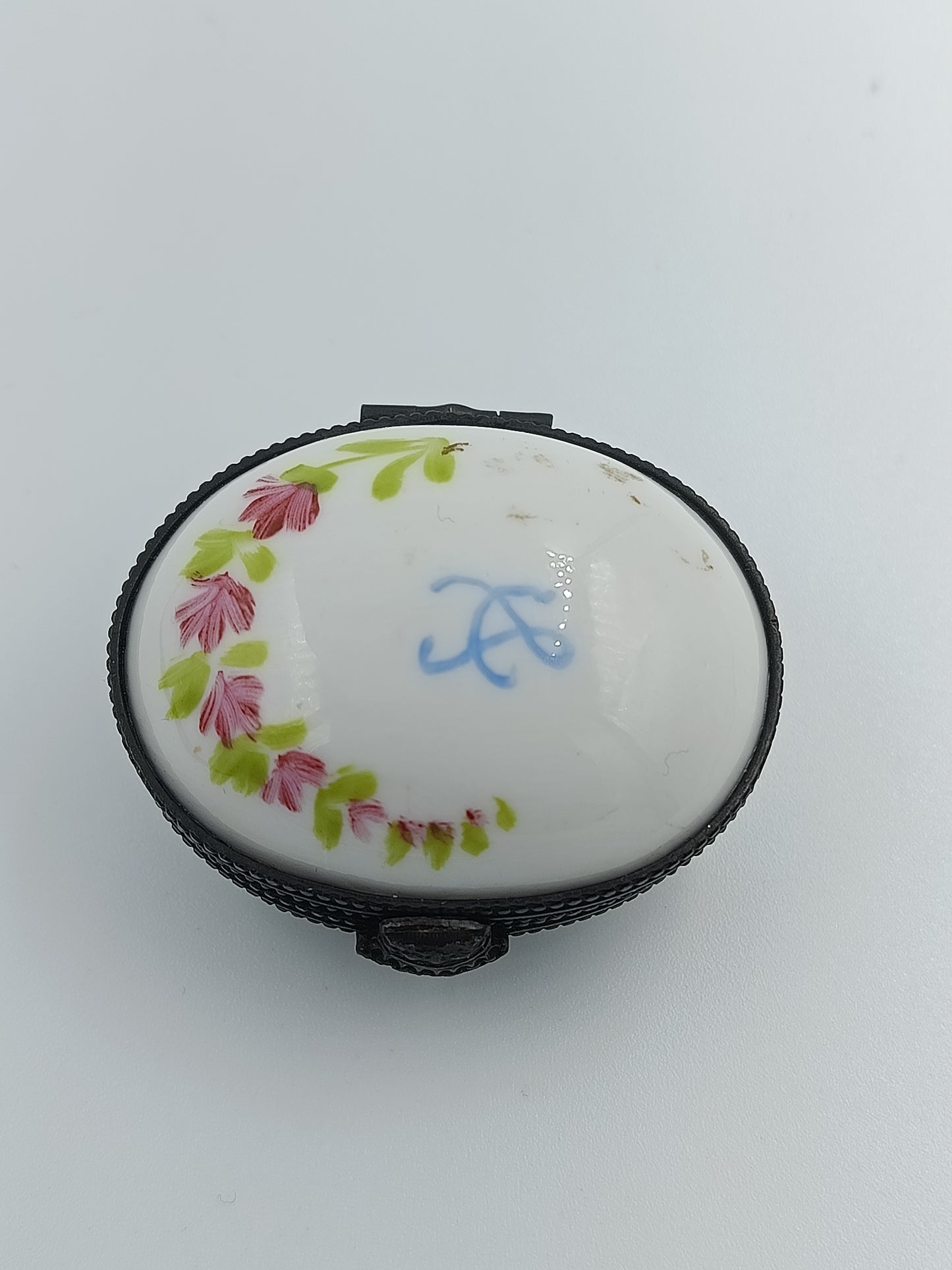 Antike ovale Porzellandose mit handbemaltem Blumendekor