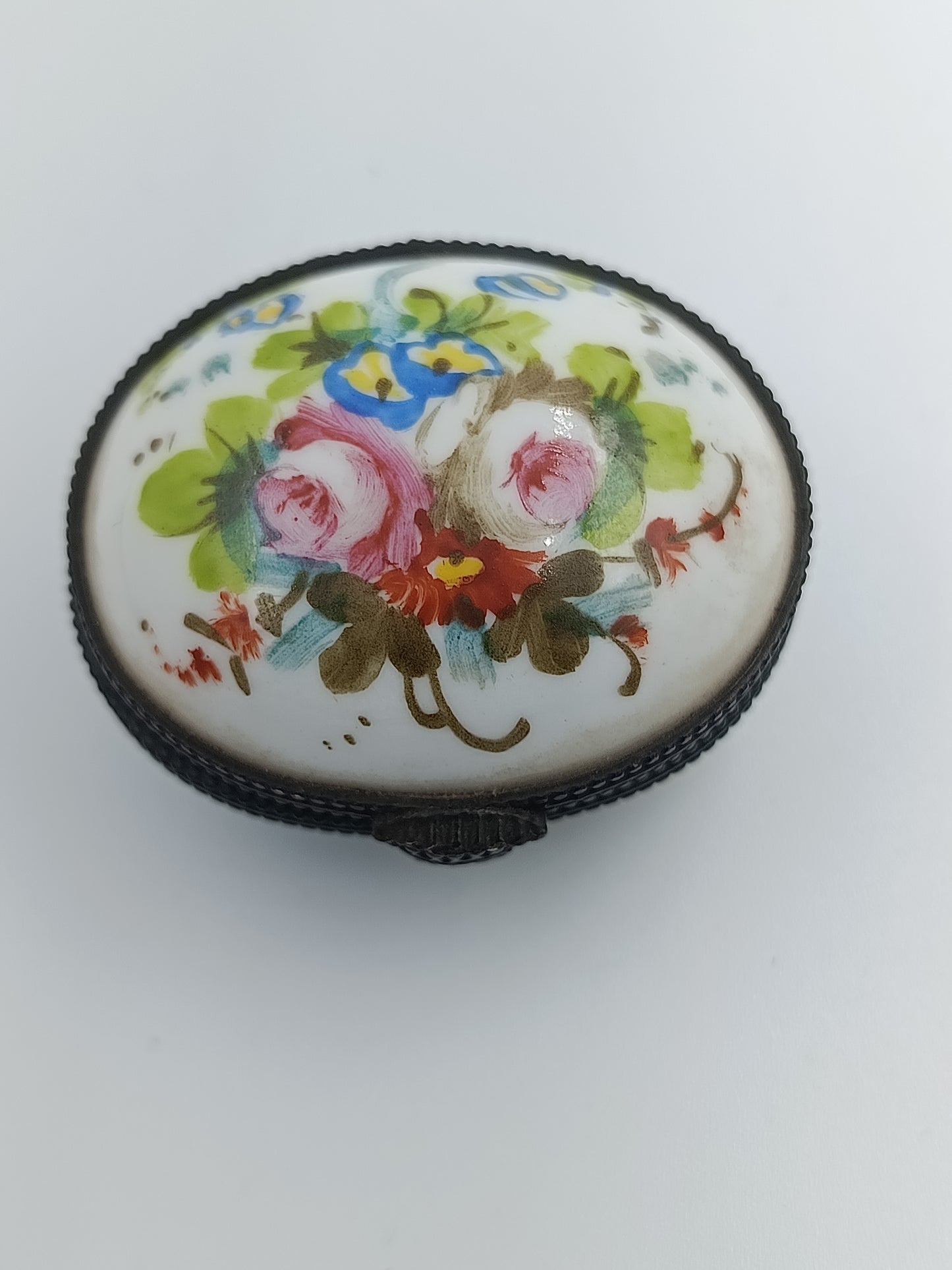 Antike ovale Porzellandose mit handbemaltem Blumendekor