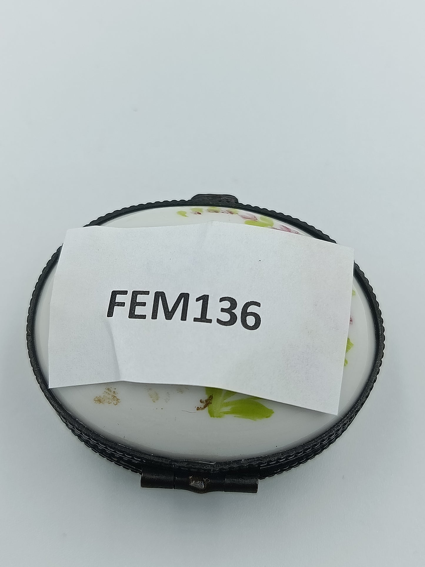 Antike ovale Porzellandose mit handbemaltem Blumendekor