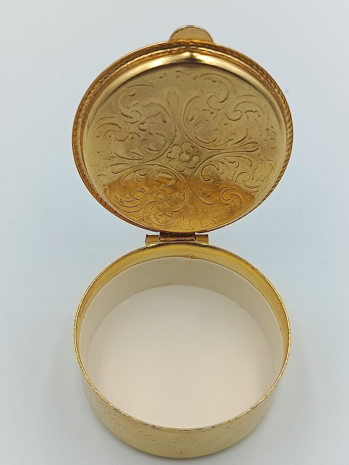 Runde Vintage-Porzellandose mit zarten grünen Blättern