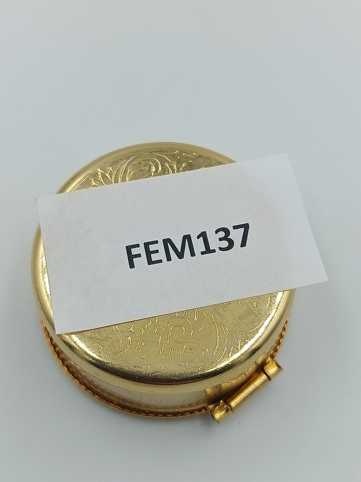 Runde Vintage-Porzellandose mit zarten grünen Blättern