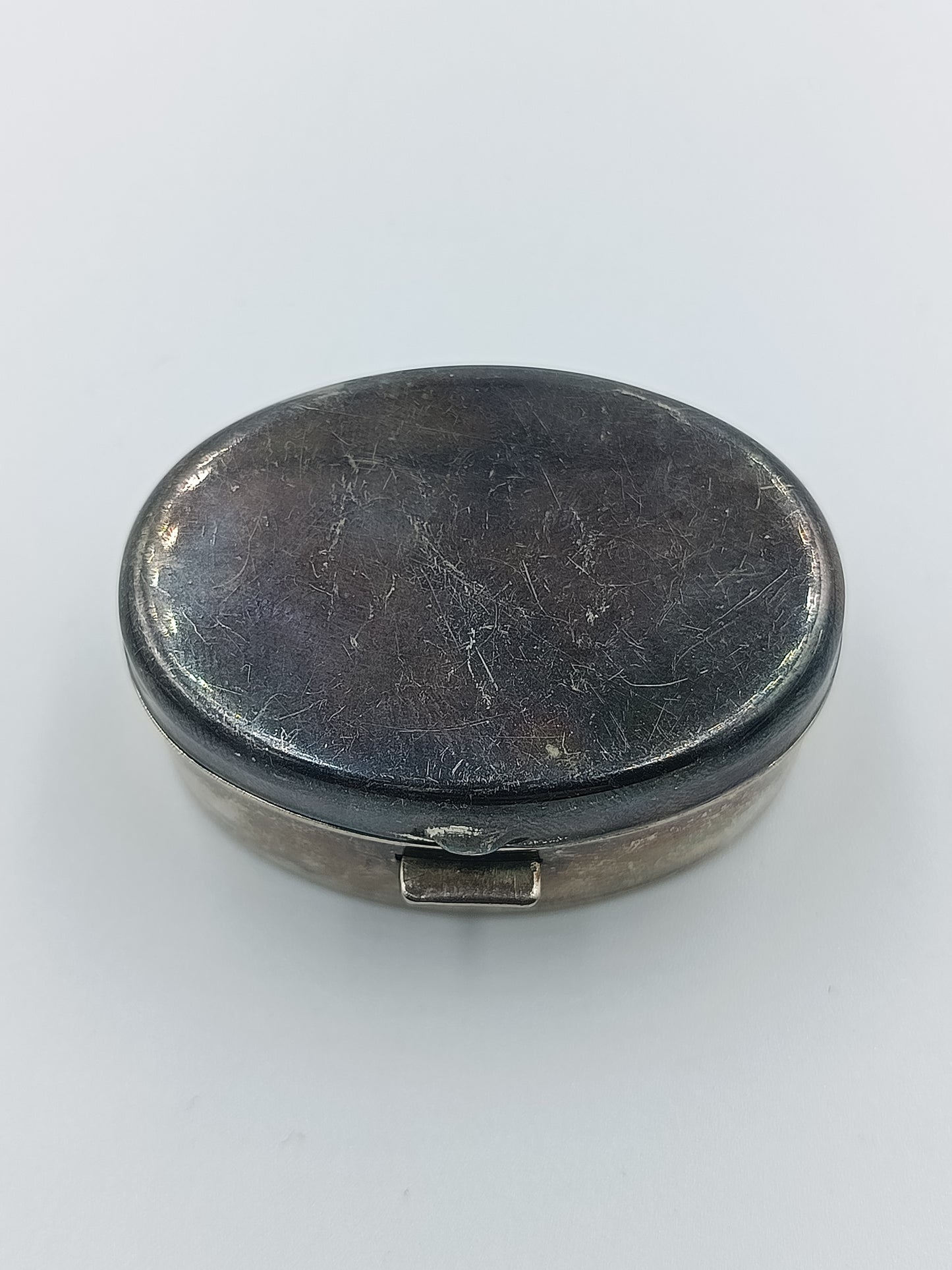 Ovale Vintage-Dose aus versilbertem Metall