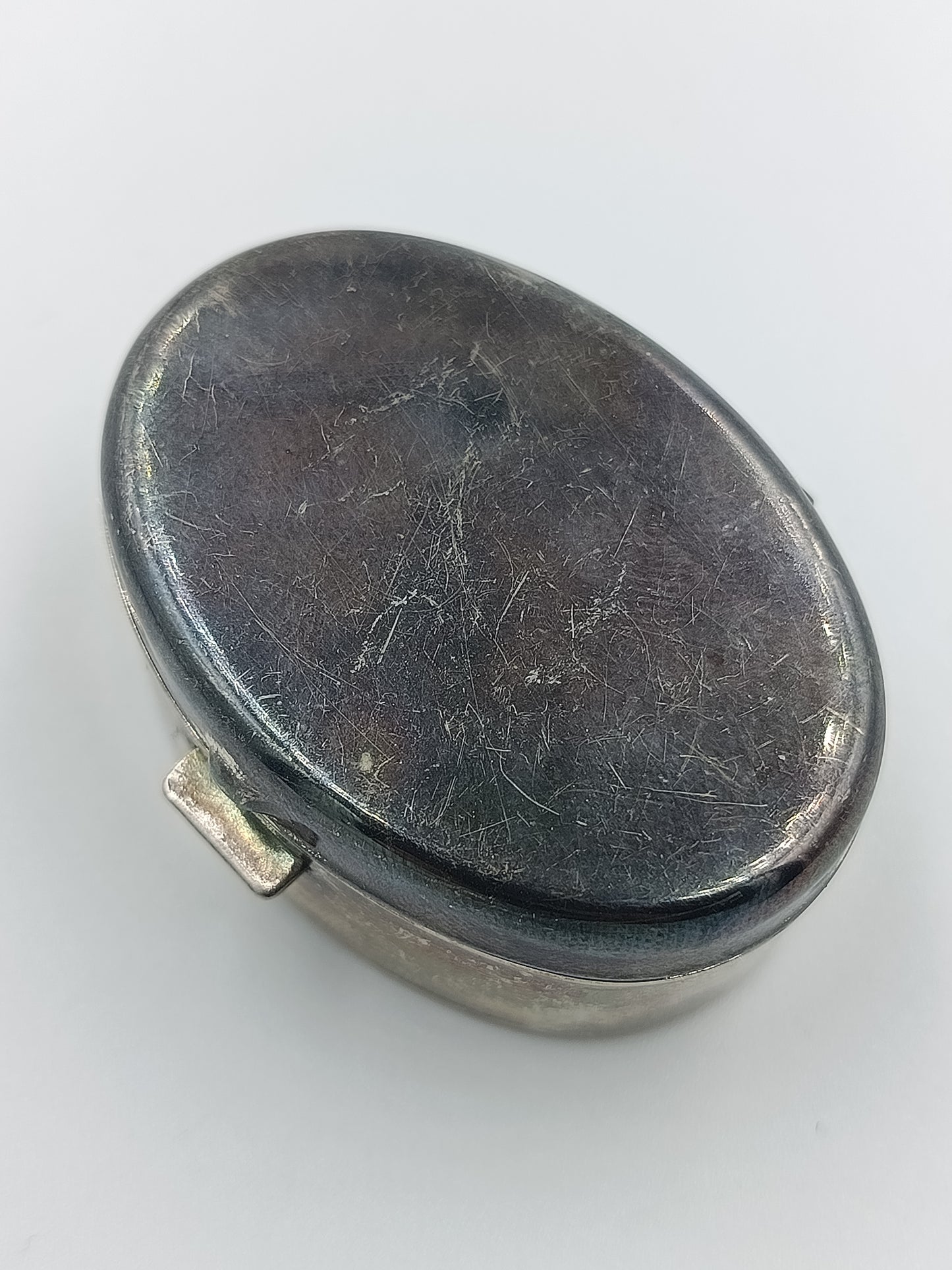 Ovale Vintage-Dose aus versilbertem Metall