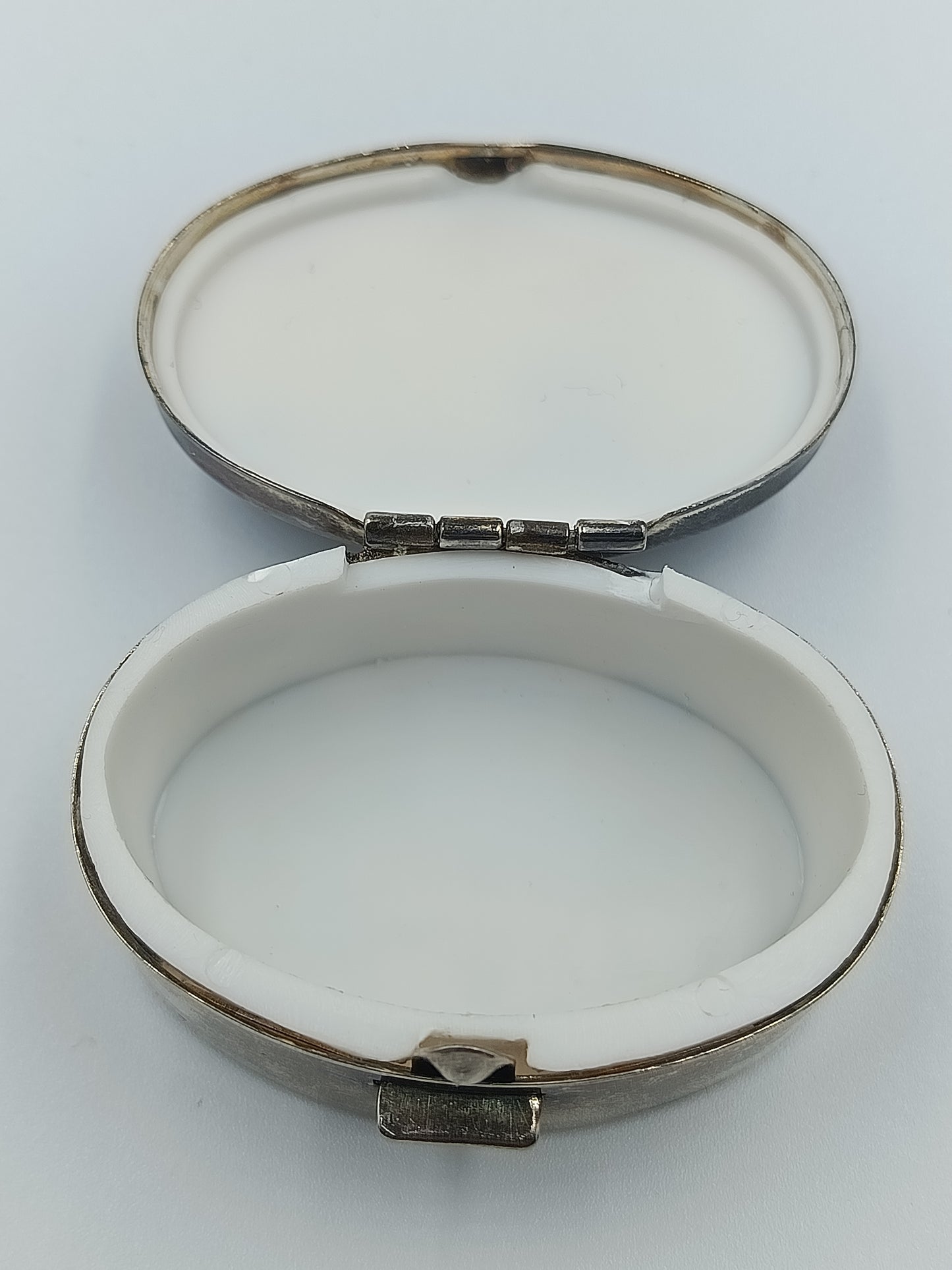 Ovale Vintage-Dose aus versilbertem Metall