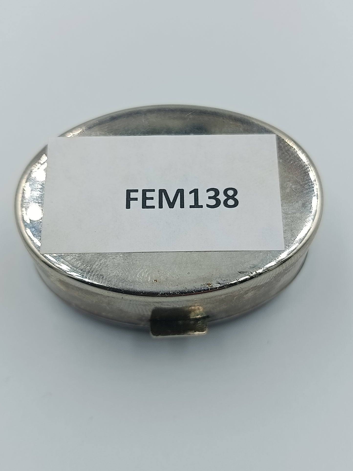 Ovale Vintage-Dose aus versilbertem Metall