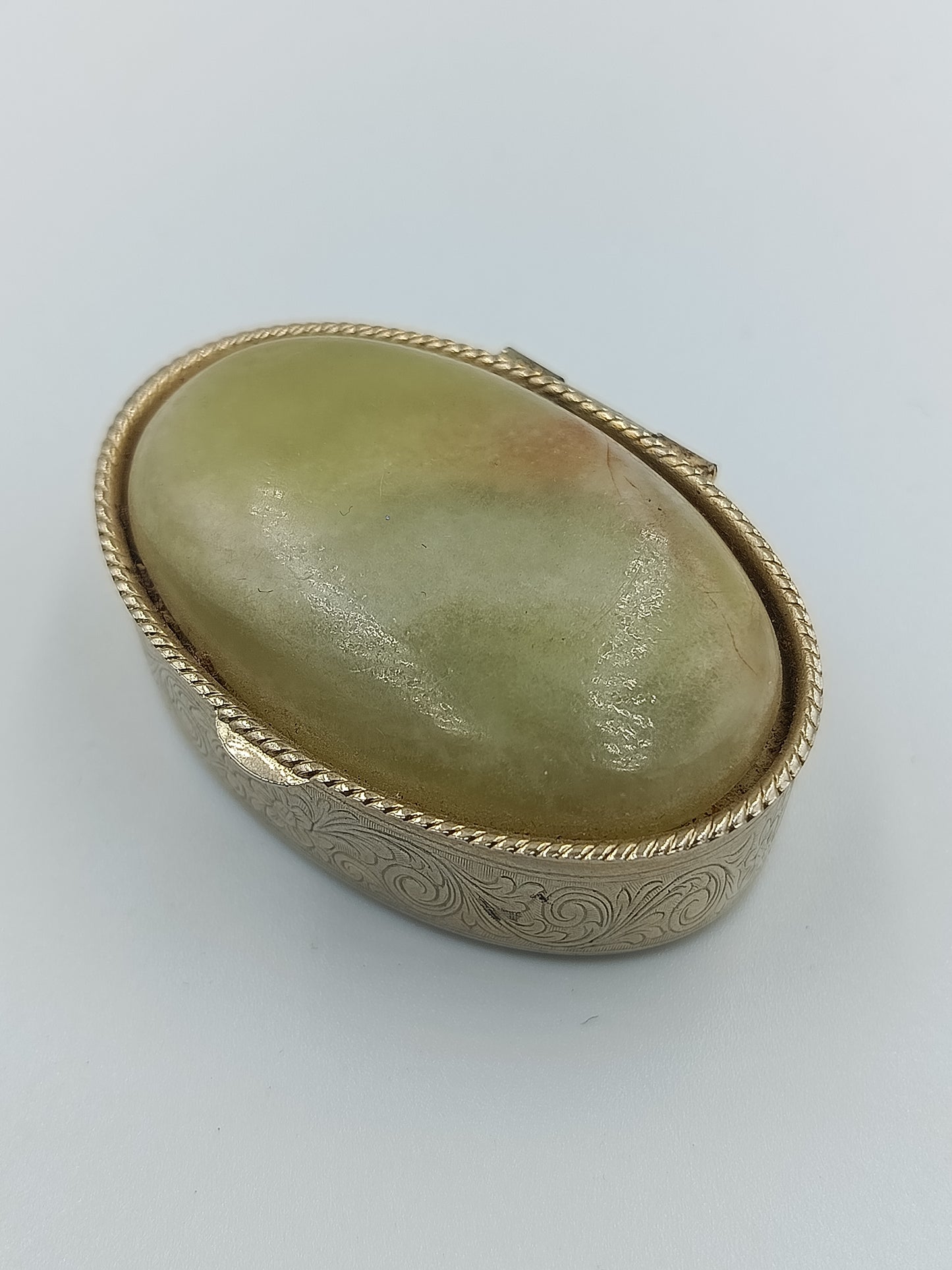 Antike Pillendose mit grünem Steinbesatz