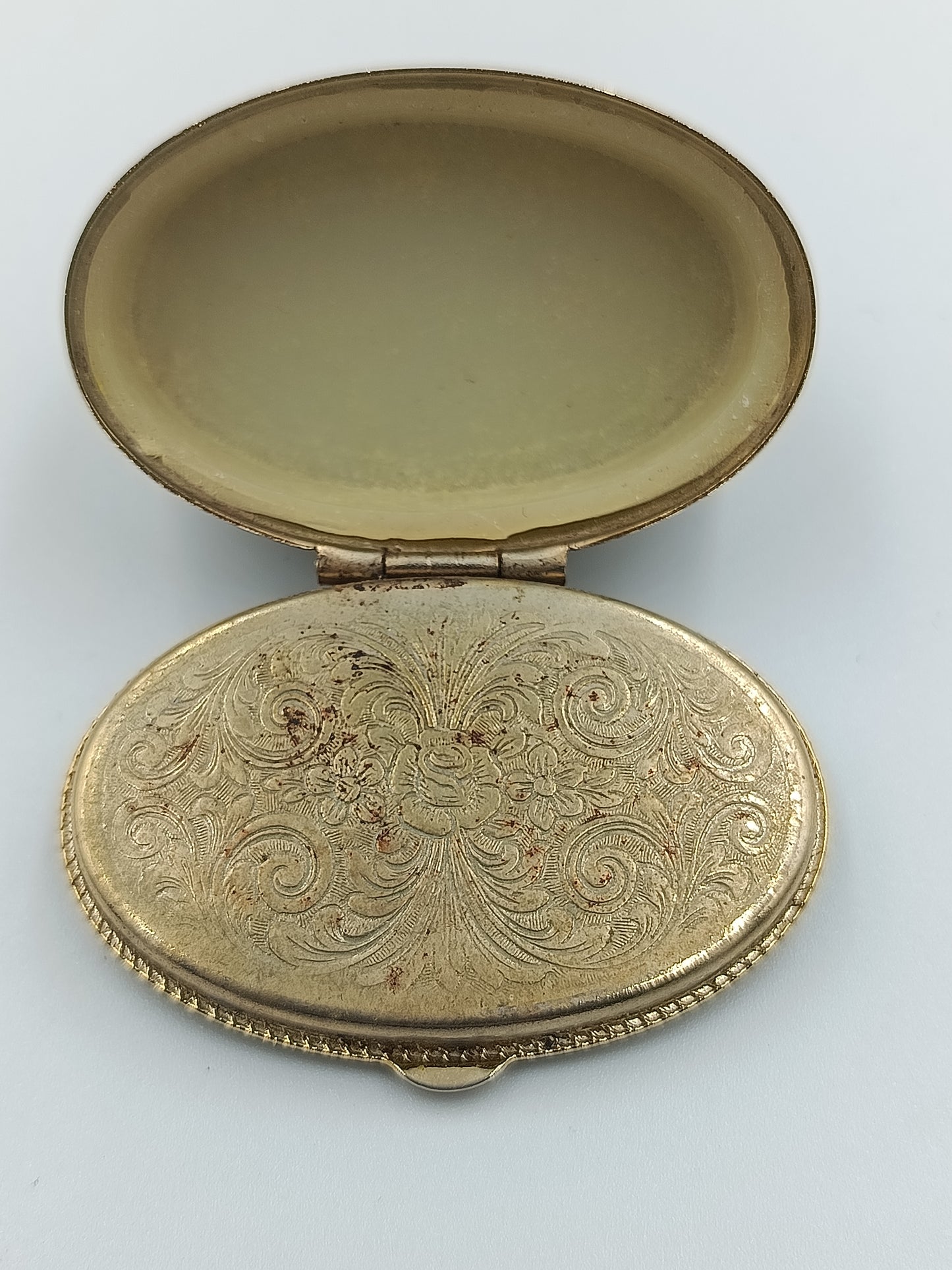 Antike Pillendose mit grünem Steinbesatz