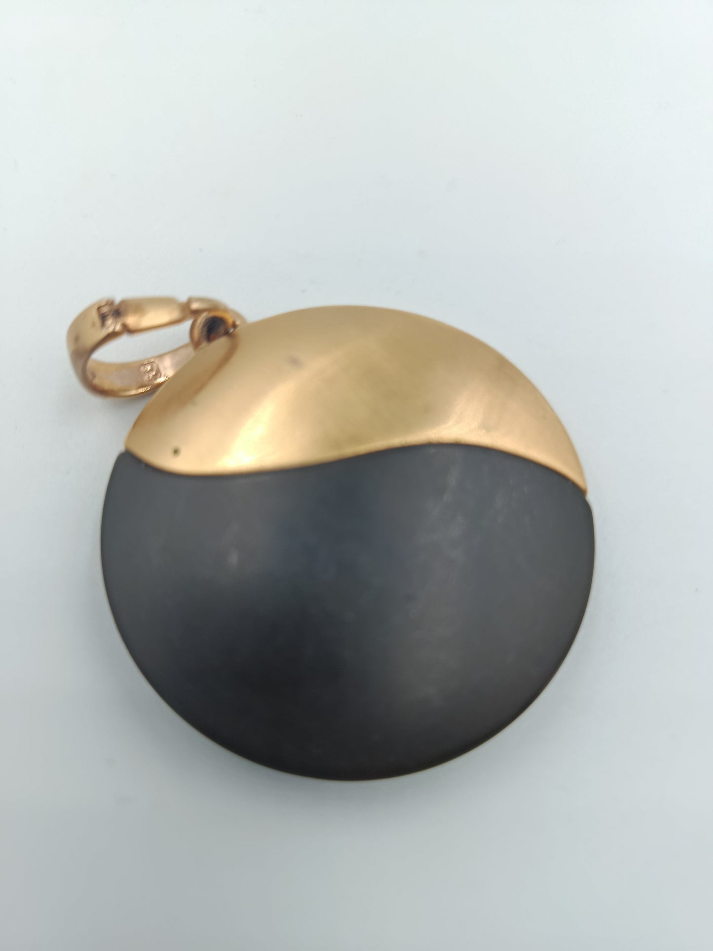 Eleganter Designer-Anhänger in Schwarz-Gold