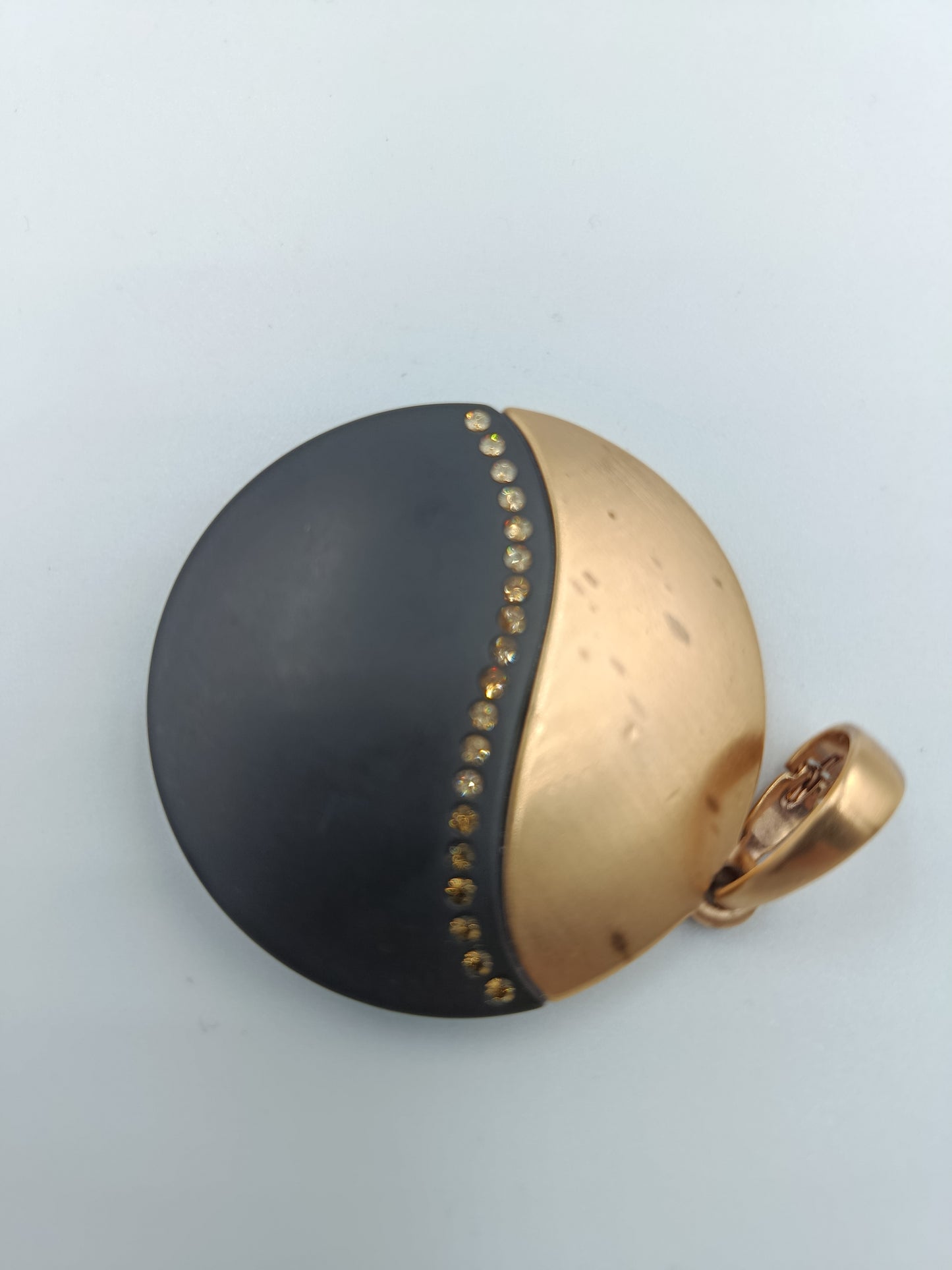 Eleganter Designer-Anhänger in Schwarz-Gold