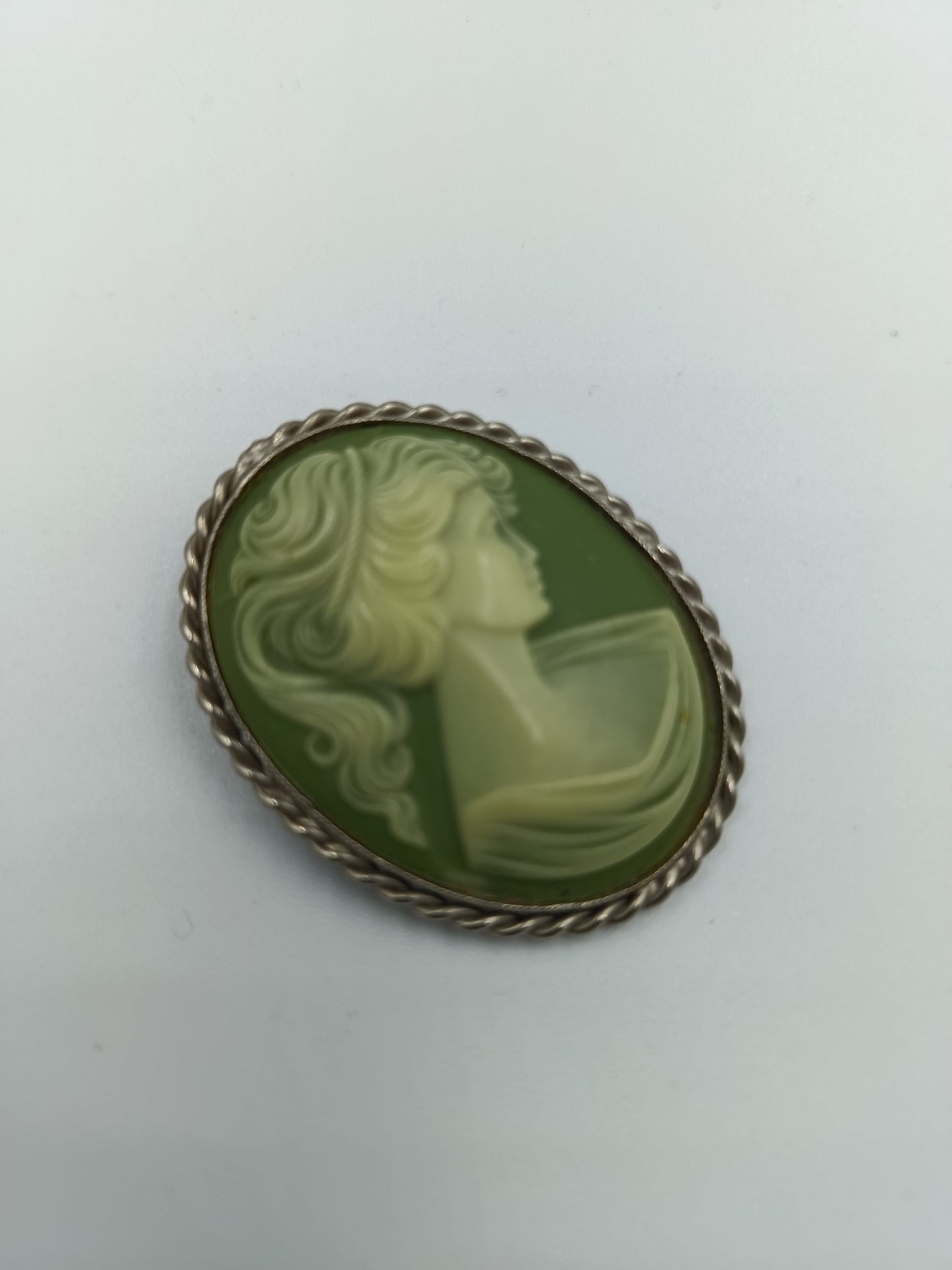 Vintage Kamee-Brosche in Grün & Creme