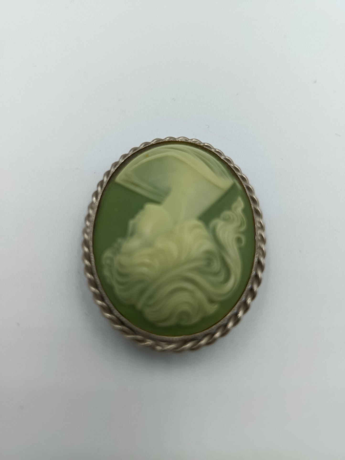 Vintage Kamee-Brosche in Grün & Creme