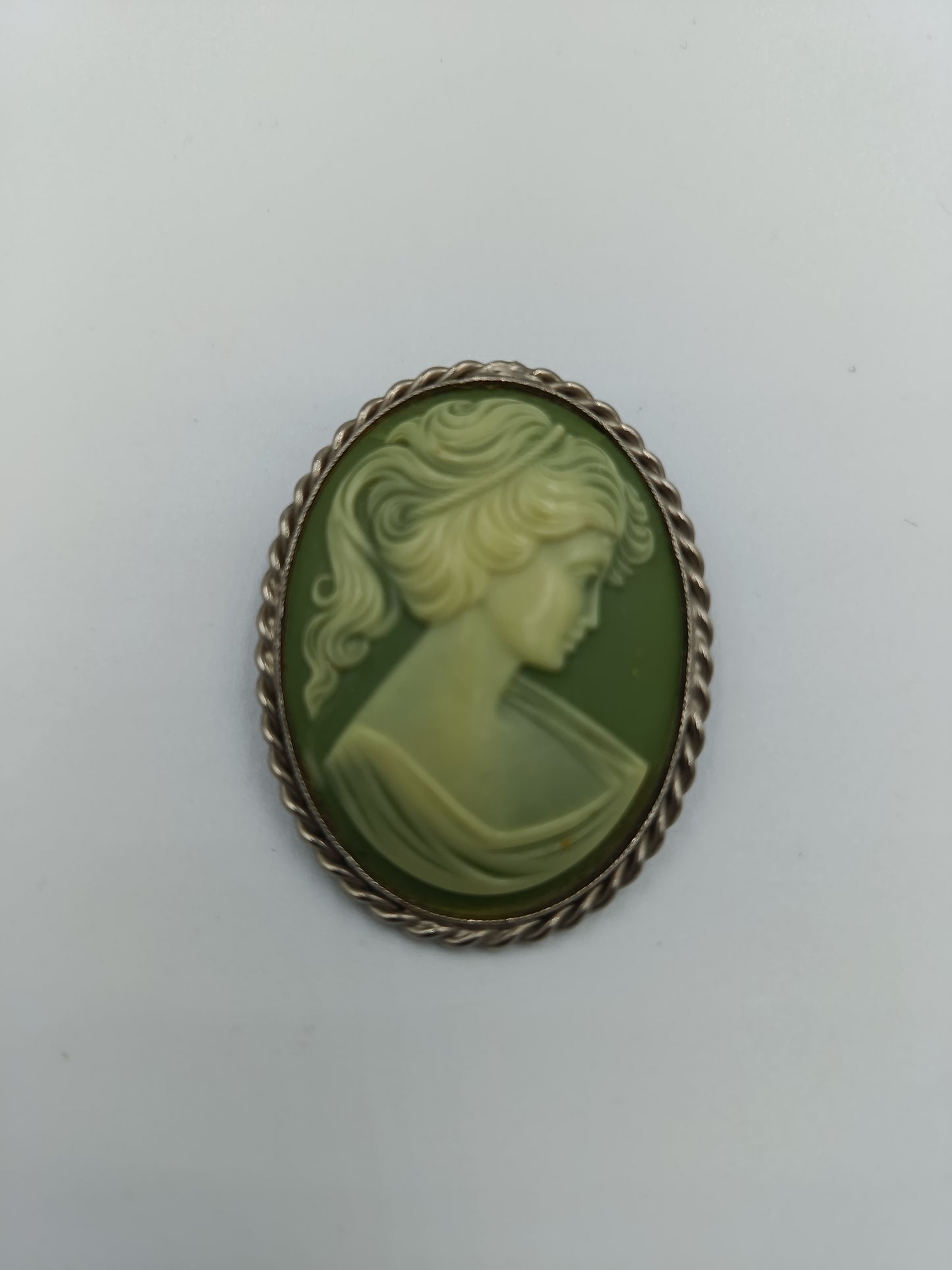 Vintage Kamee-Brosche in Grün & Creme