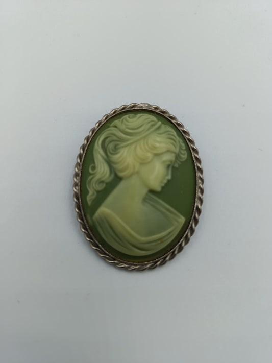 Vintage Kamee-Brosche in Grün & Creme