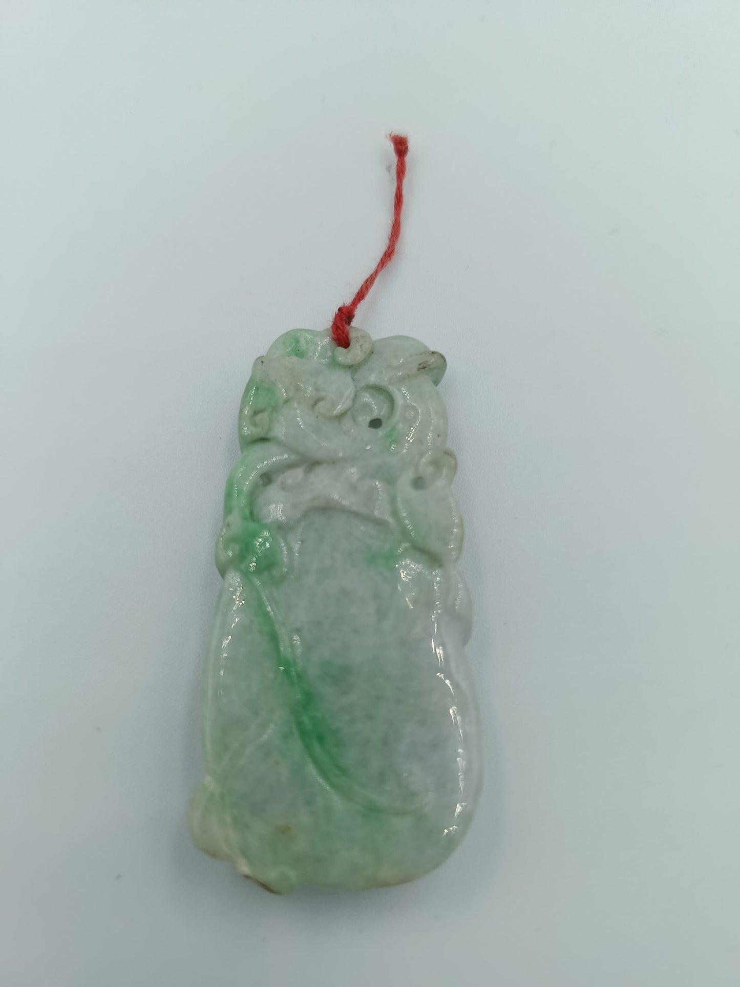 Handgeschnitzter Jadestein-Anhänger