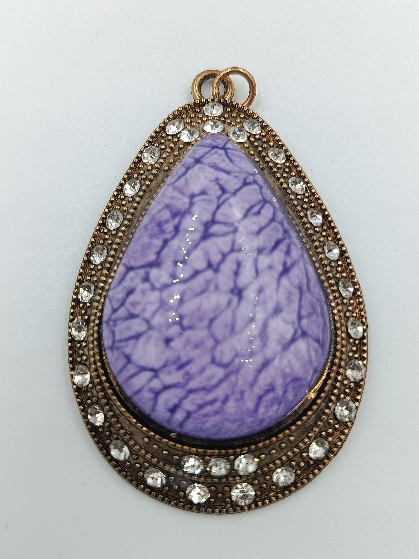 Tropfen-Anhänger mit lila Stein und Strassbesatz