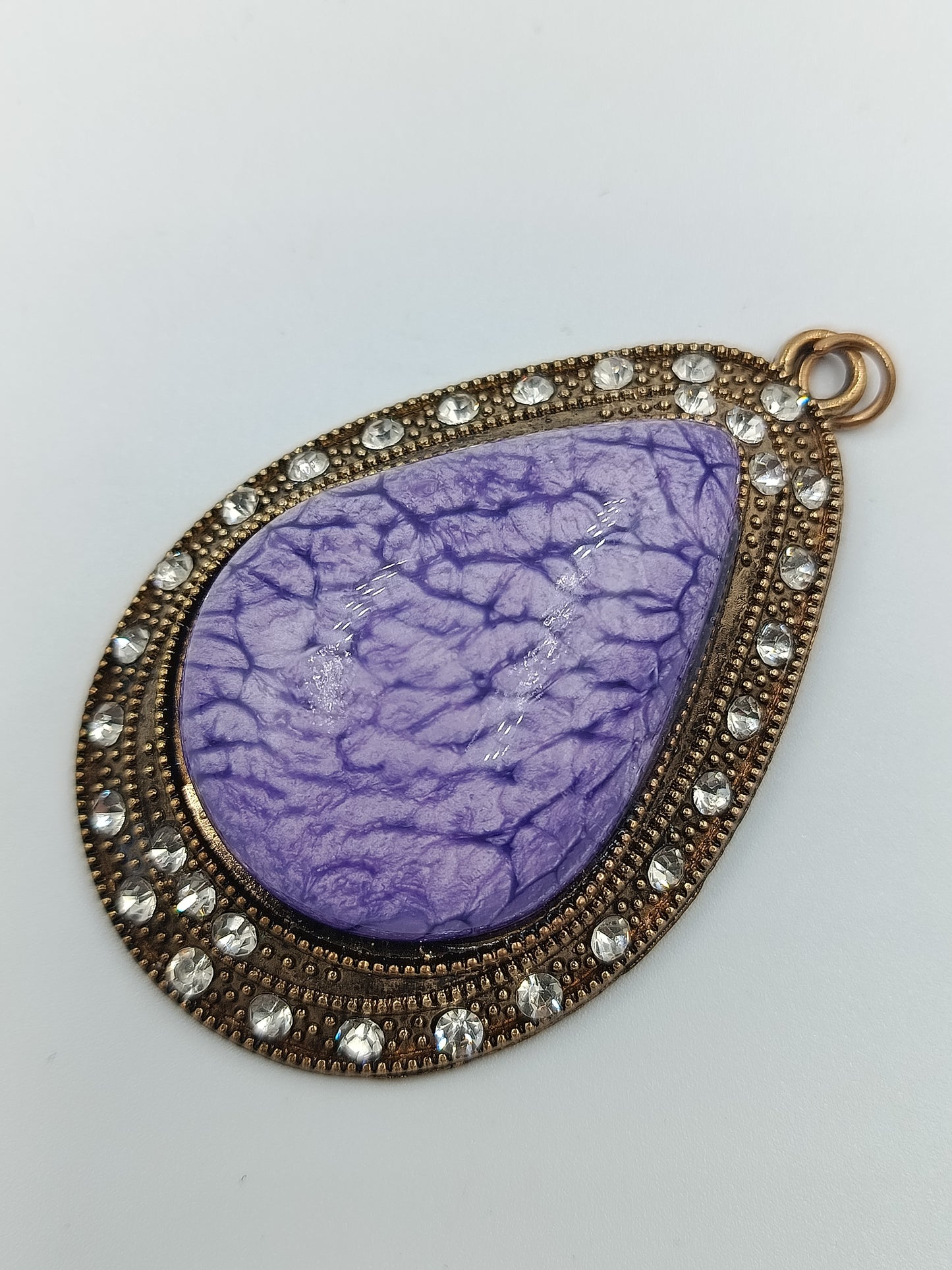 Tropfen-Anhänger mit lila Stein und Strassbesatz