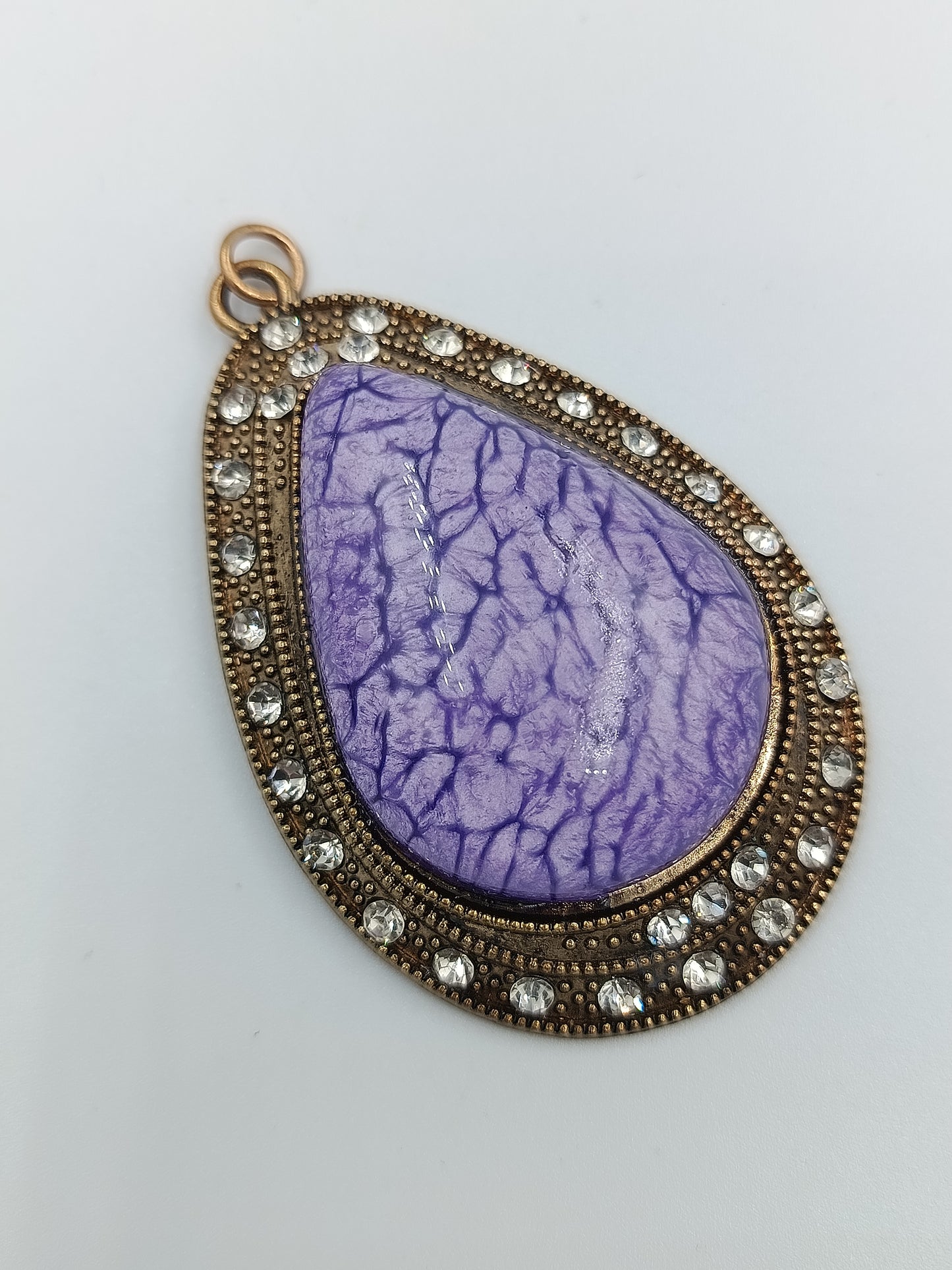 Tropfen-Anhänger mit lila Stein und Strassbesatz