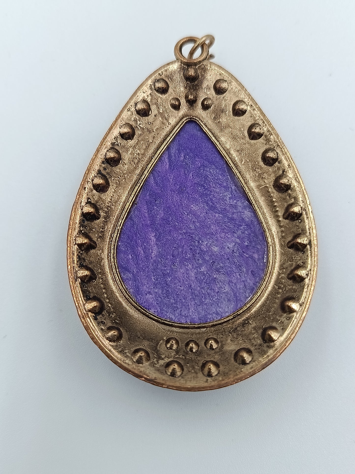 Tropfen-Anhänger mit lila Stein und Strassbesatz