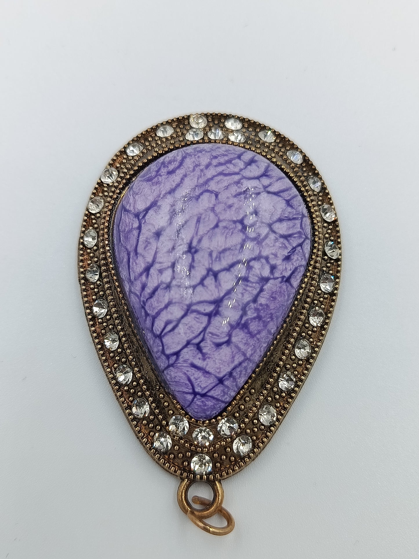 Tropfen-Anhänger mit lila Stein und Strassbesatz